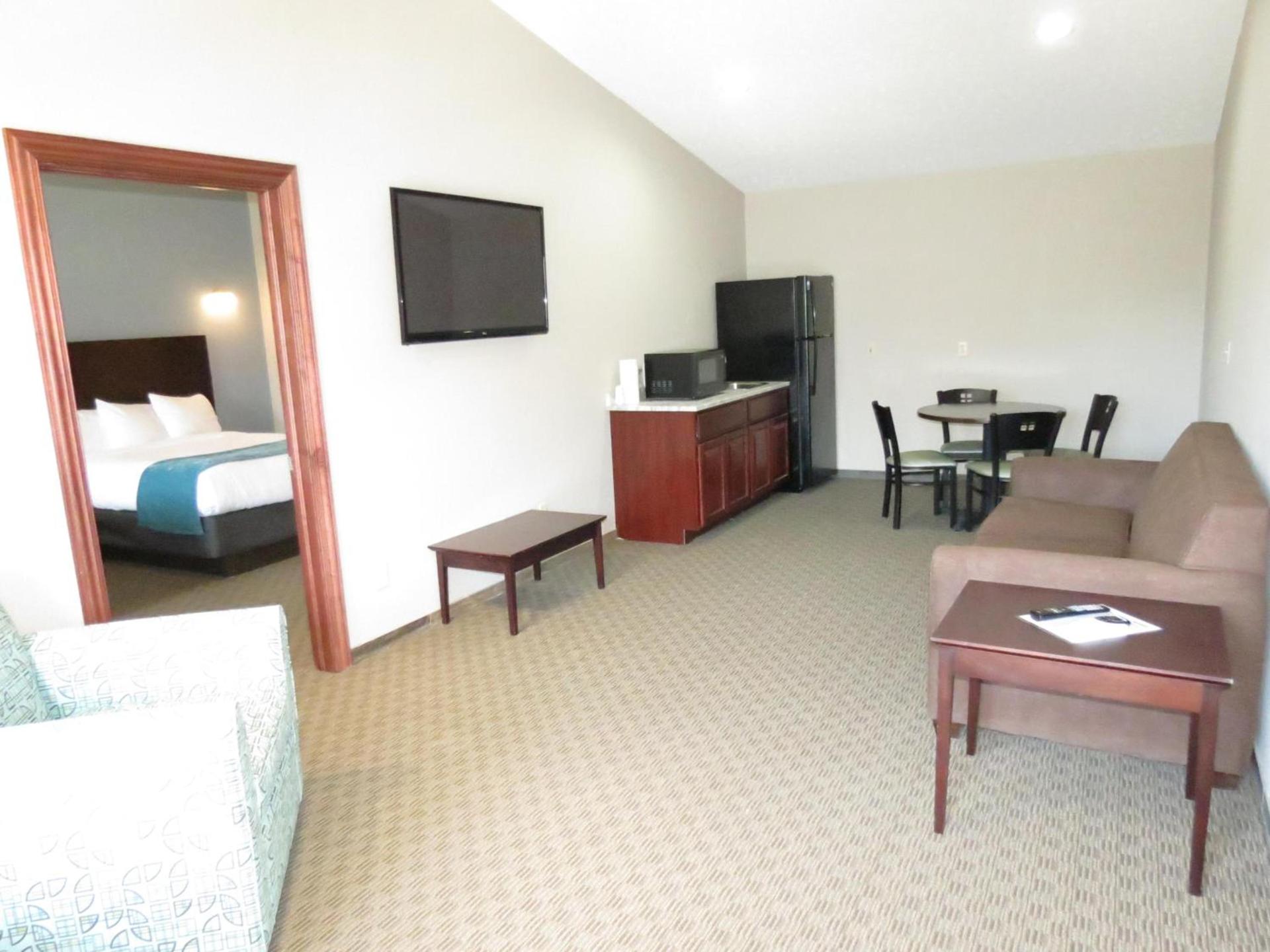Edgewater Hotel and Suites photo 6