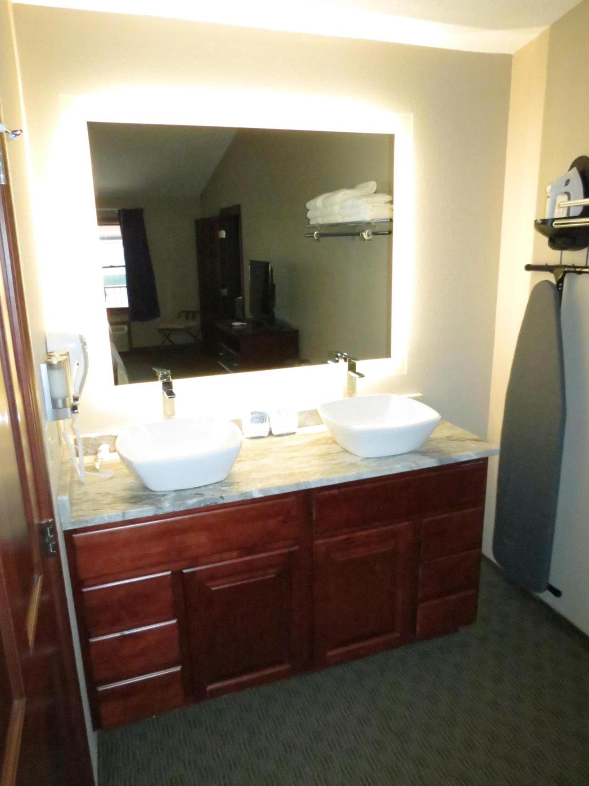 Edgewater Hotel and Suites photo 18