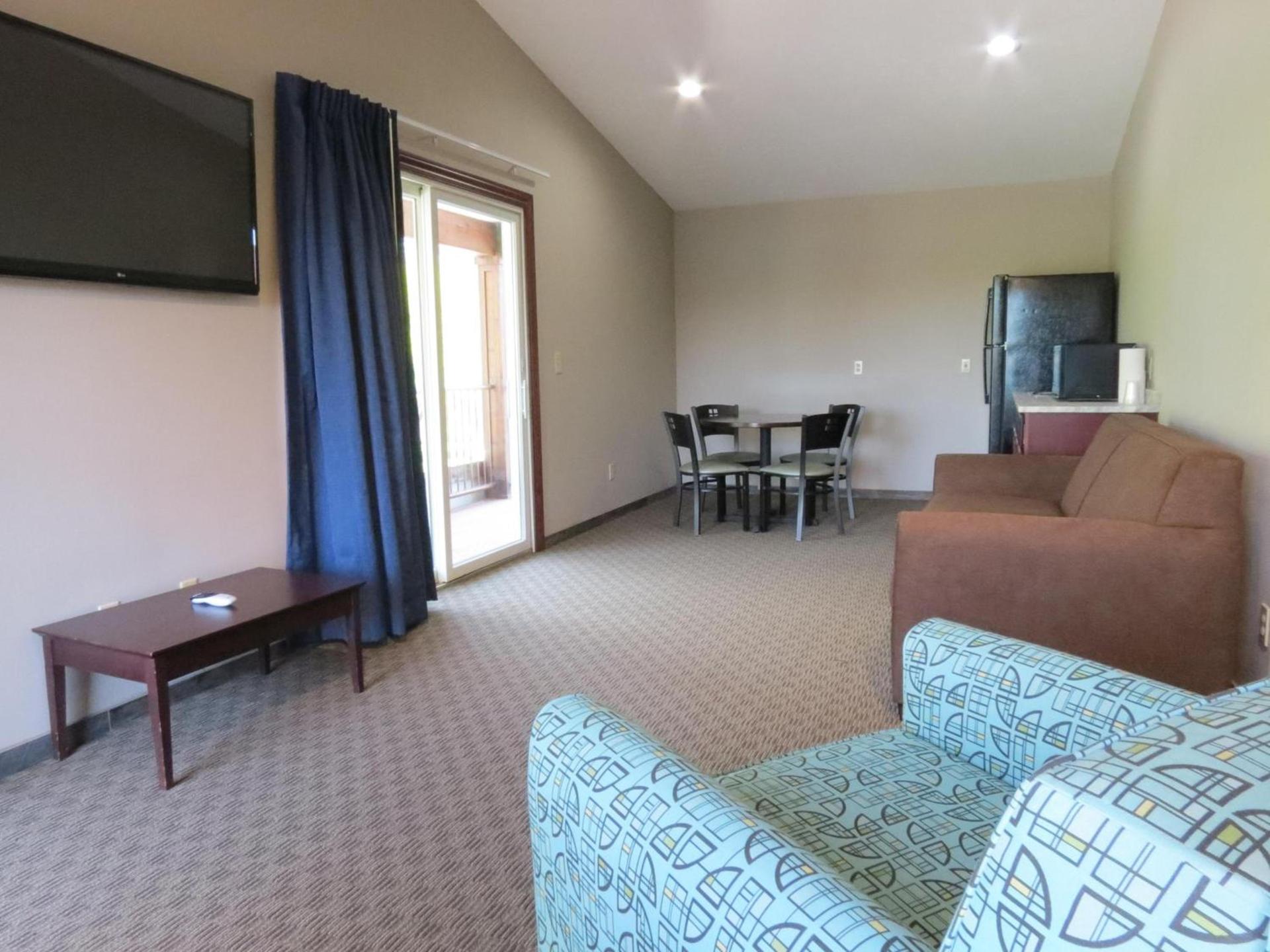 Edgewater Hotel and Suites photo 14