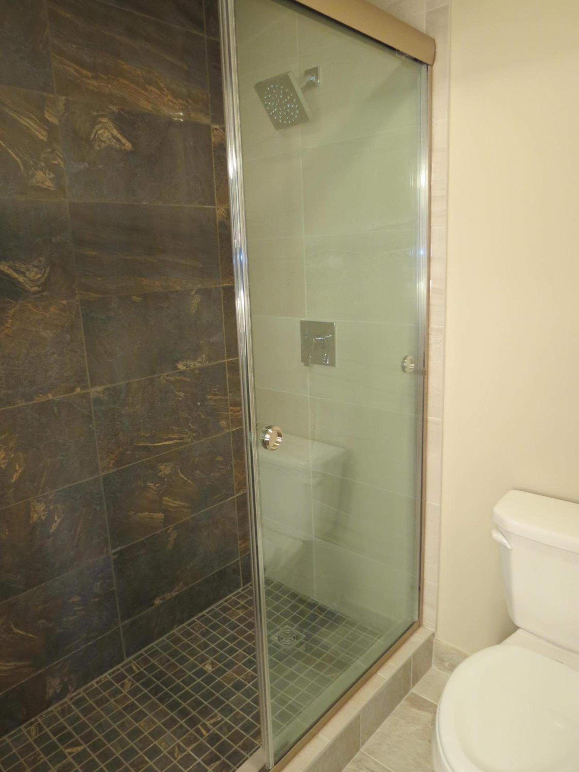 Edgewater Hotel and Suites photo 20