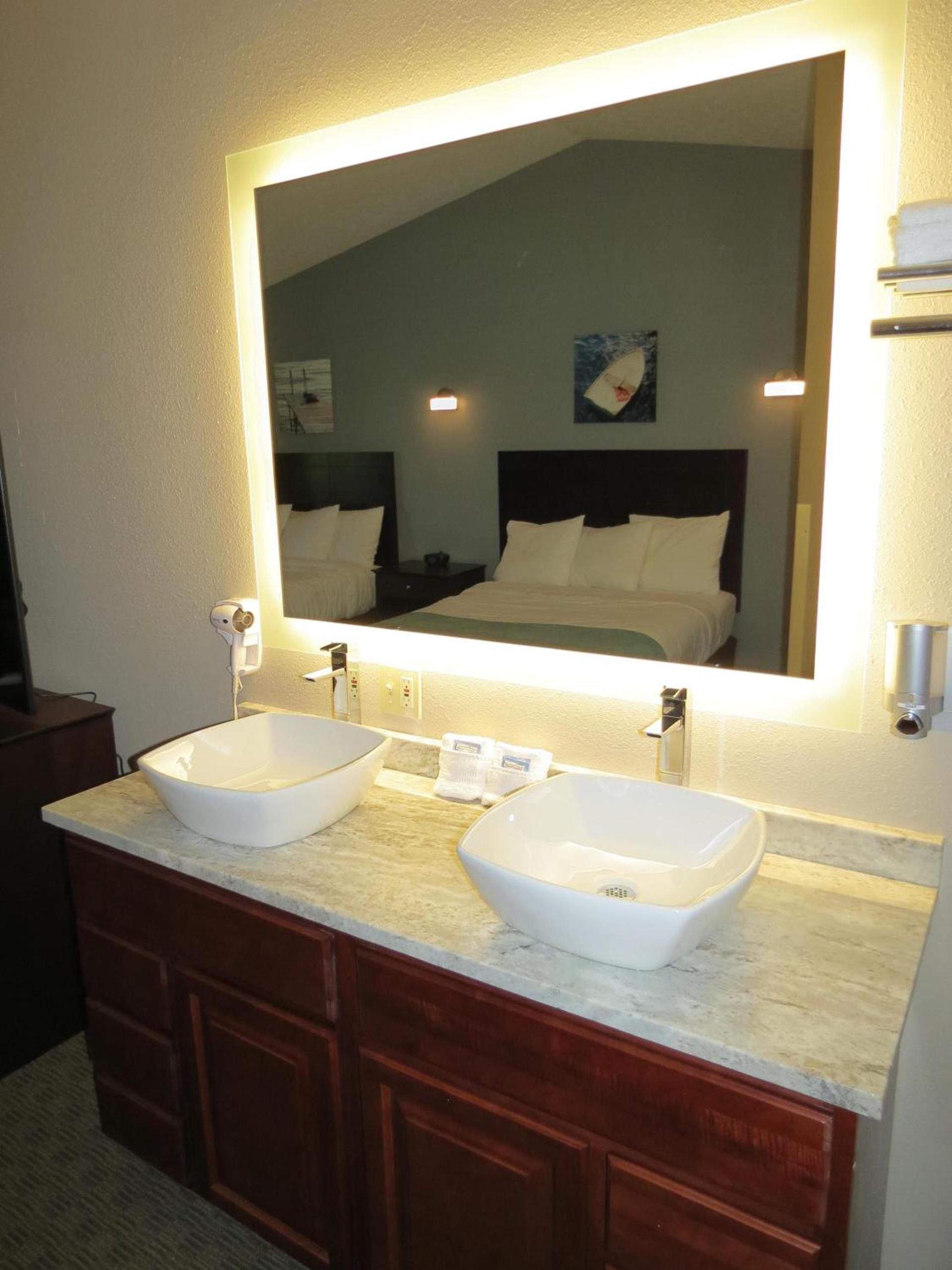 Edgewater Hotel and Suites photo 11