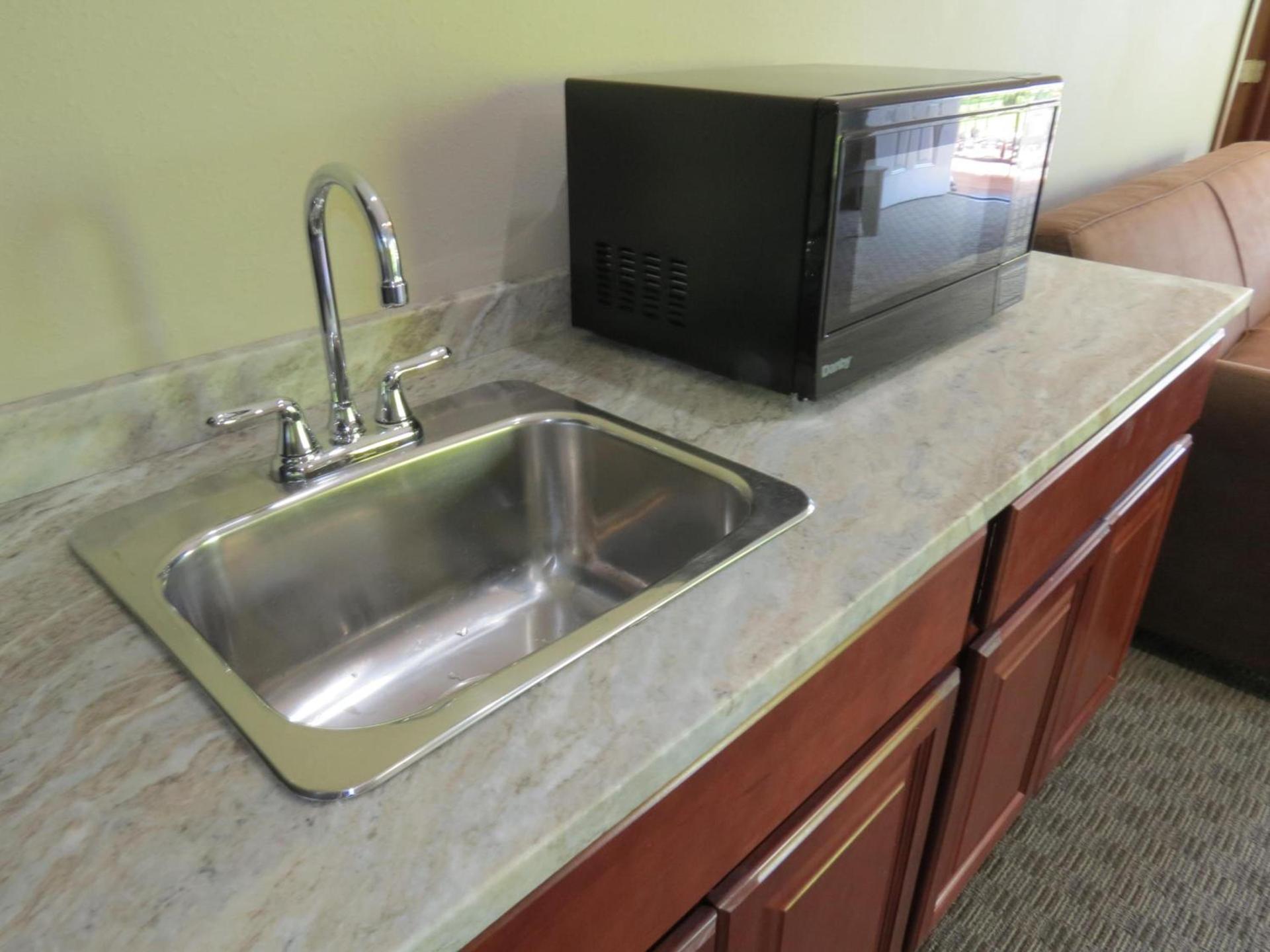 Edgewater Hotel and Suites photo 9