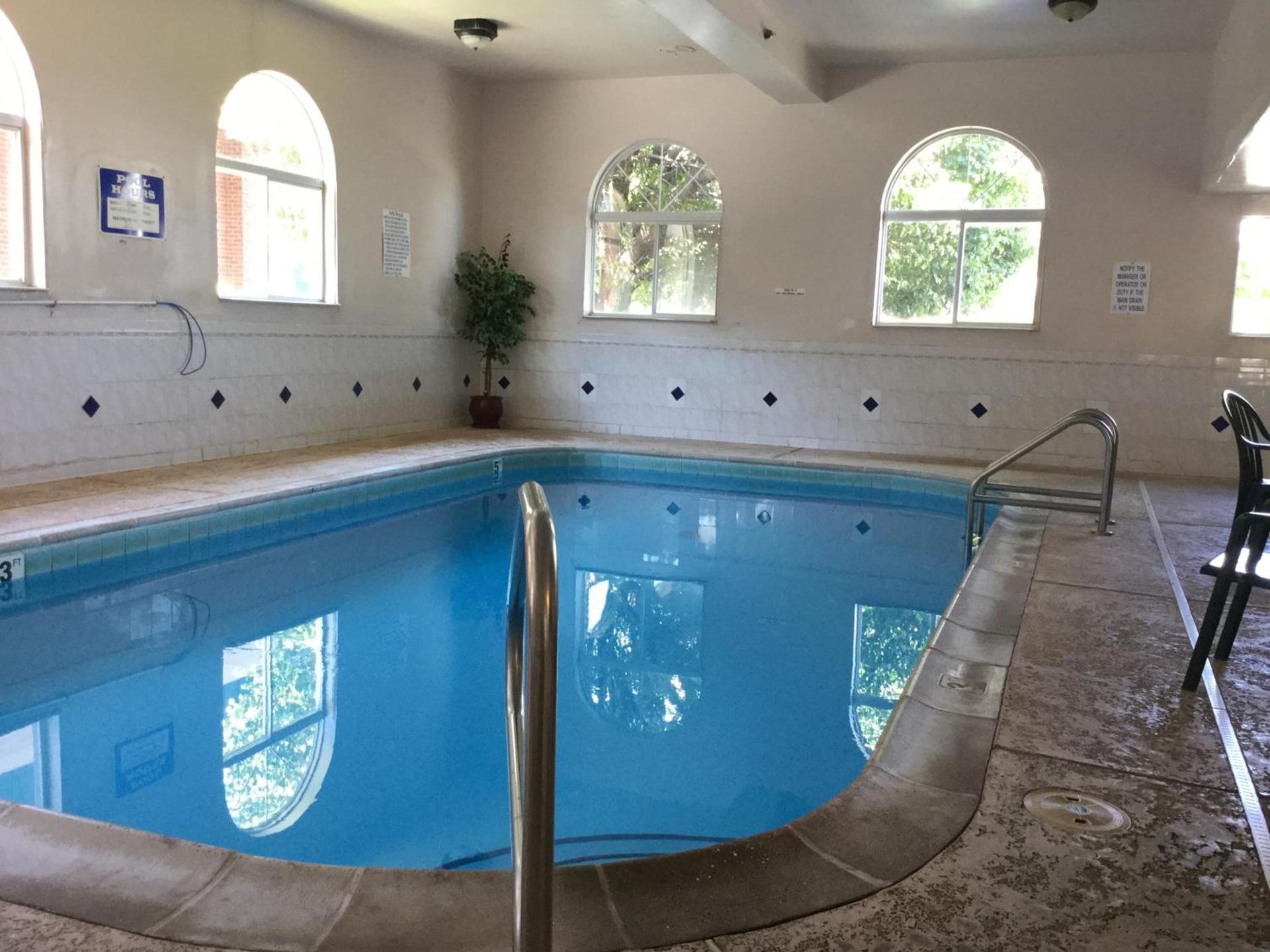Americas Best Value Inn and Suites Saint Charles photo 2