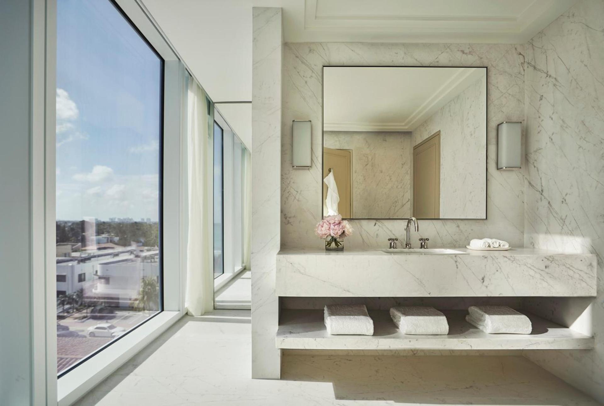 Four Seasons Hotel at The Surf Club photo 26