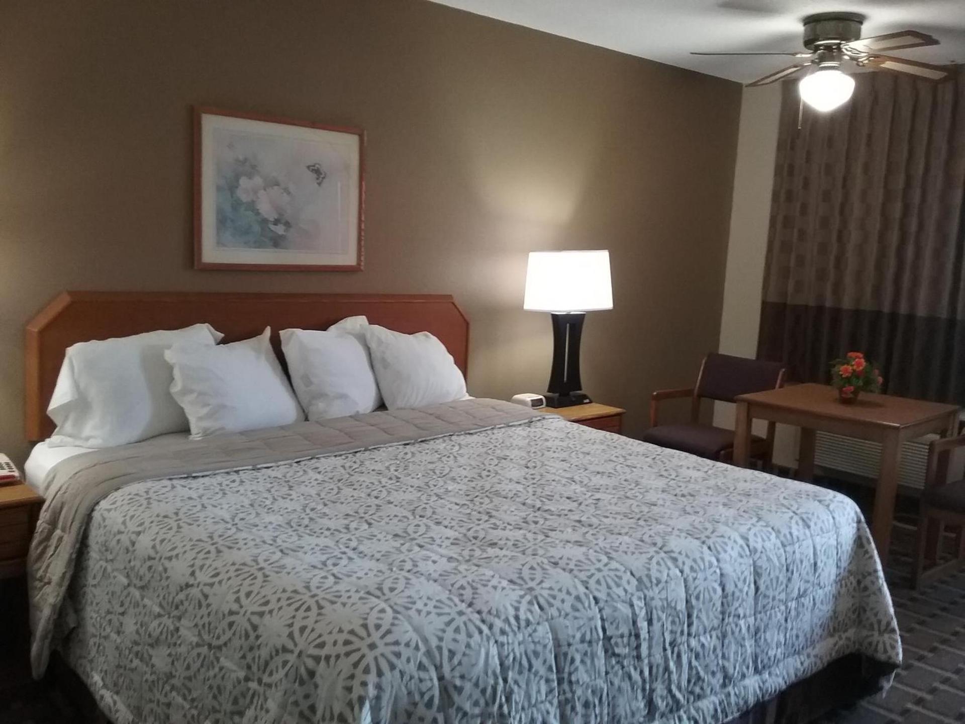 Americas Best Value Inn Blue Ridge photo 11