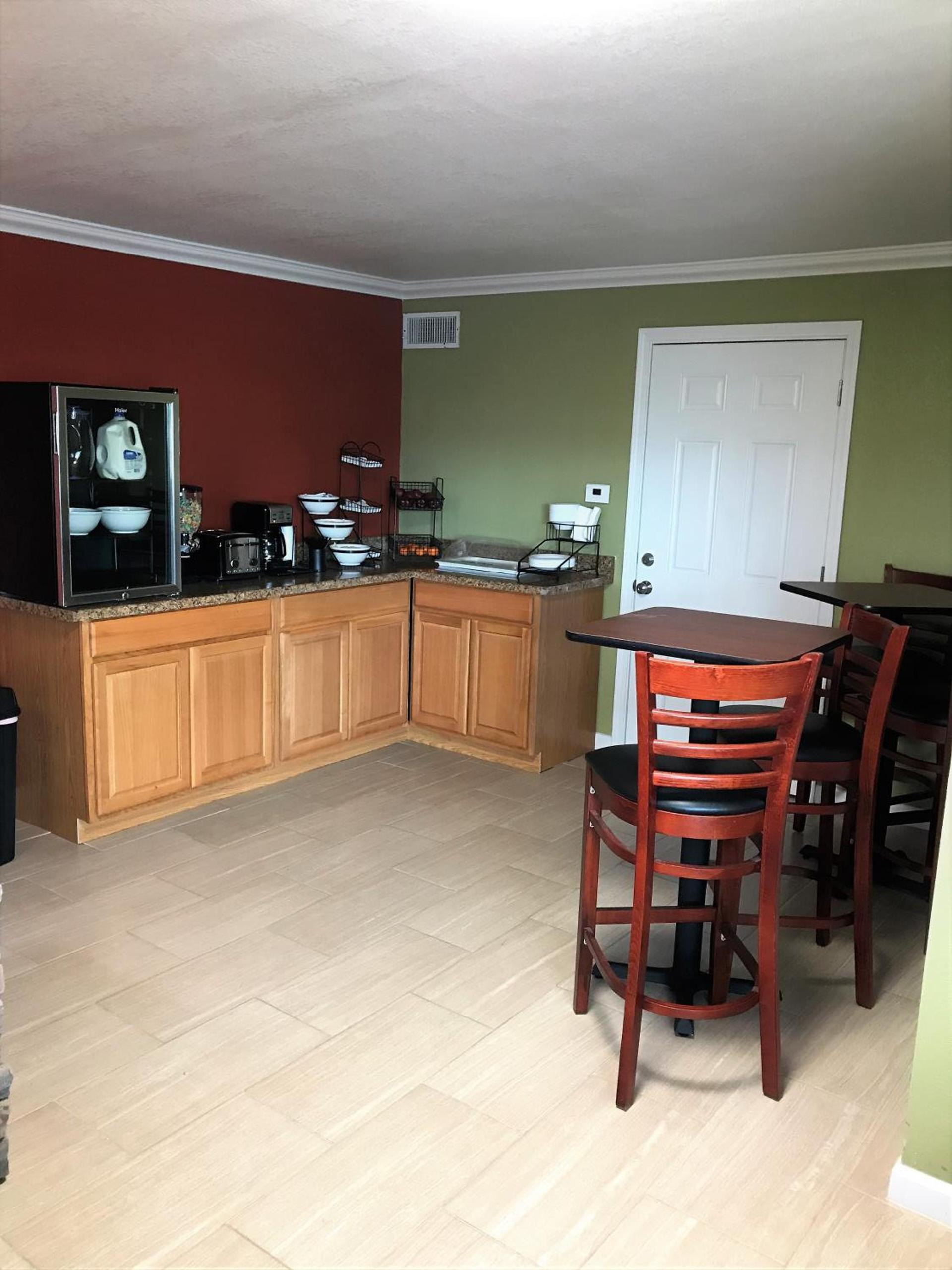 Budget Inn photo 13