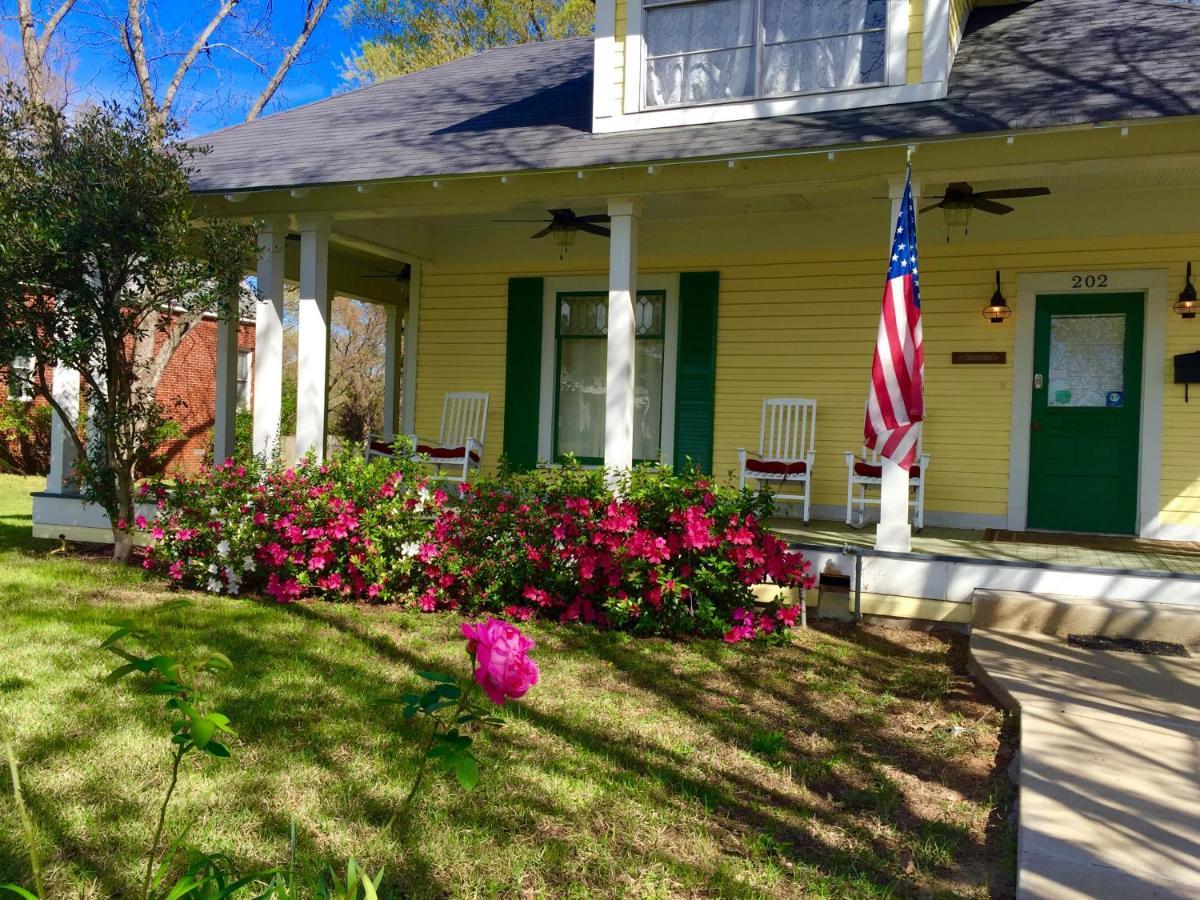 Brooks House Suites — hotel in Mineola