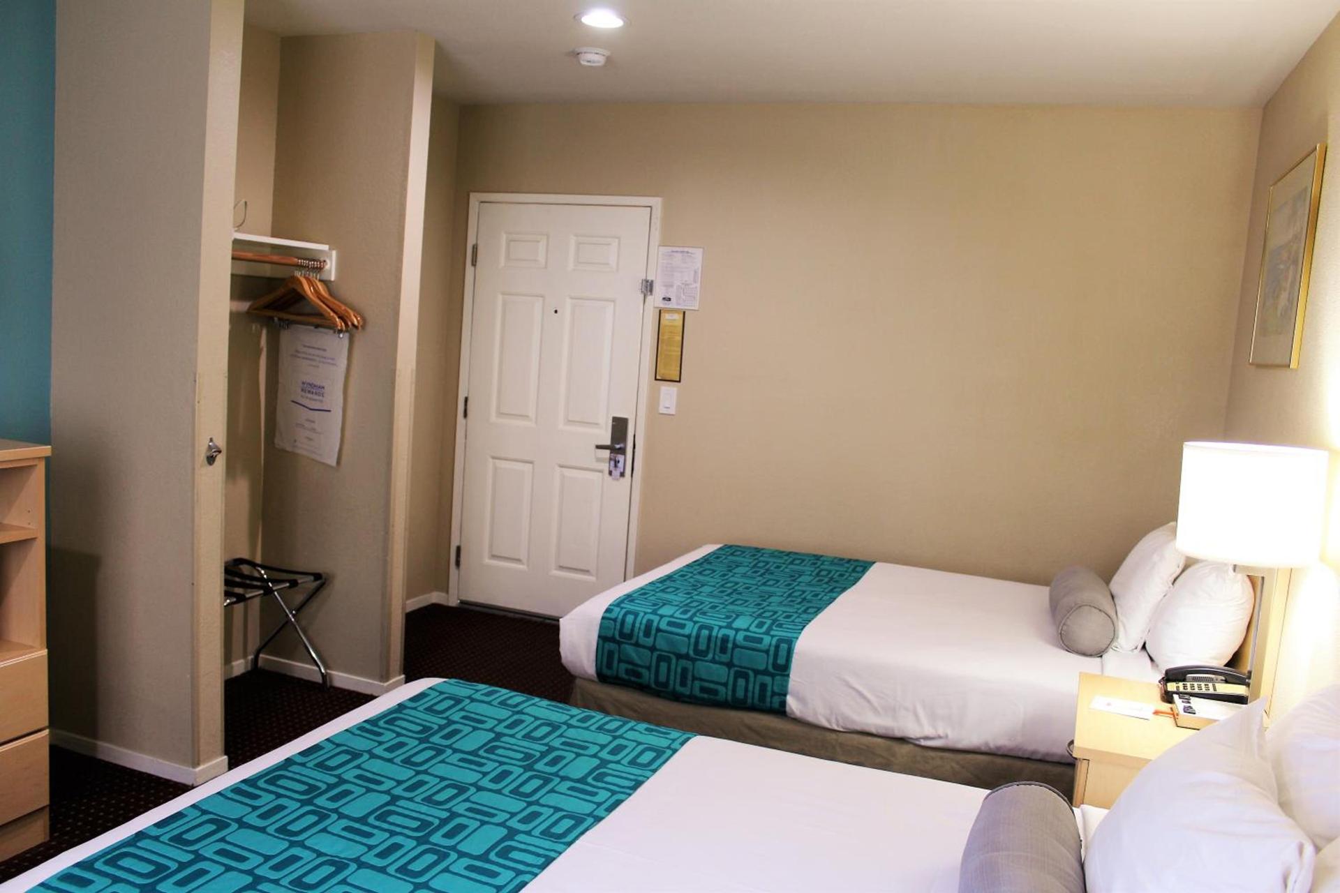 Howard Johnson by Wyndham Santa Cruz photo 39