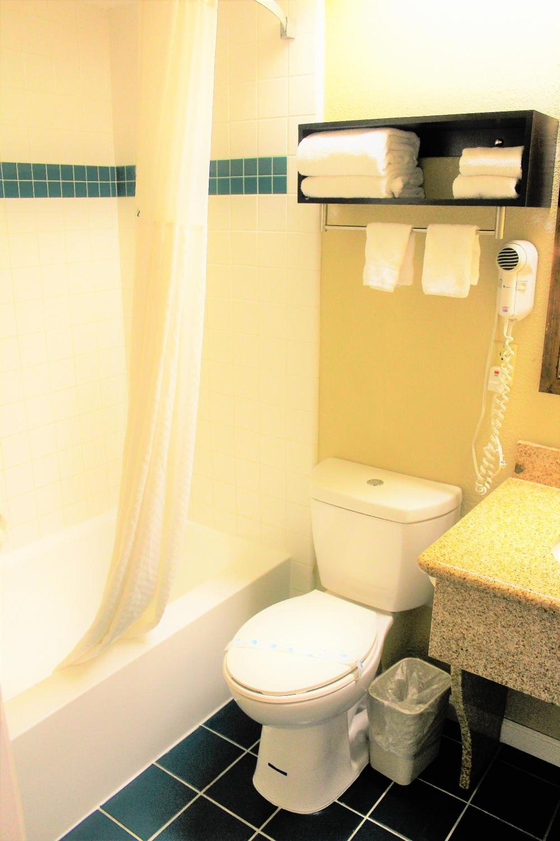 Howard Johnson by Wyndham Santa Cruz photo 35