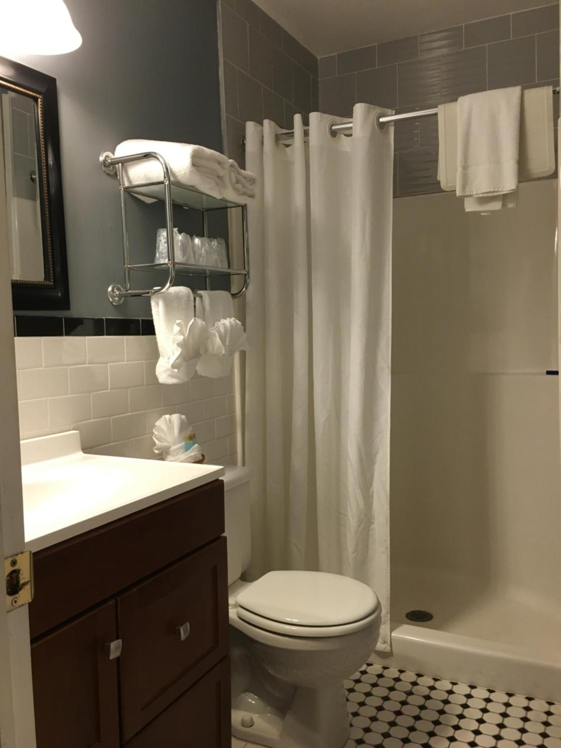 Whitman Motor Lodge photo 14