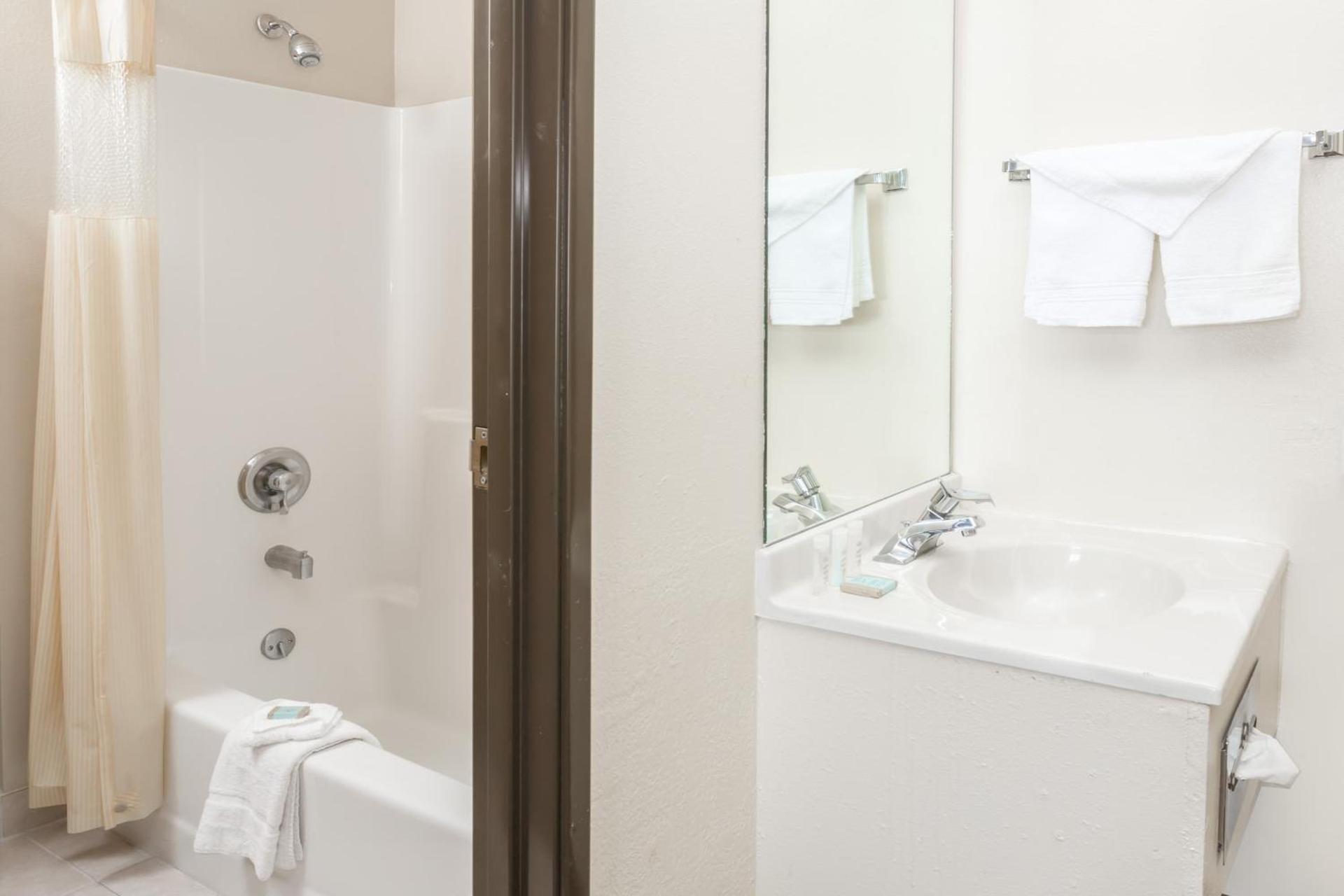 Travelodge by Wyndham Longmont photo 39