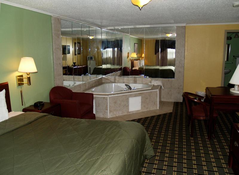 Boulevard Inn photo 13