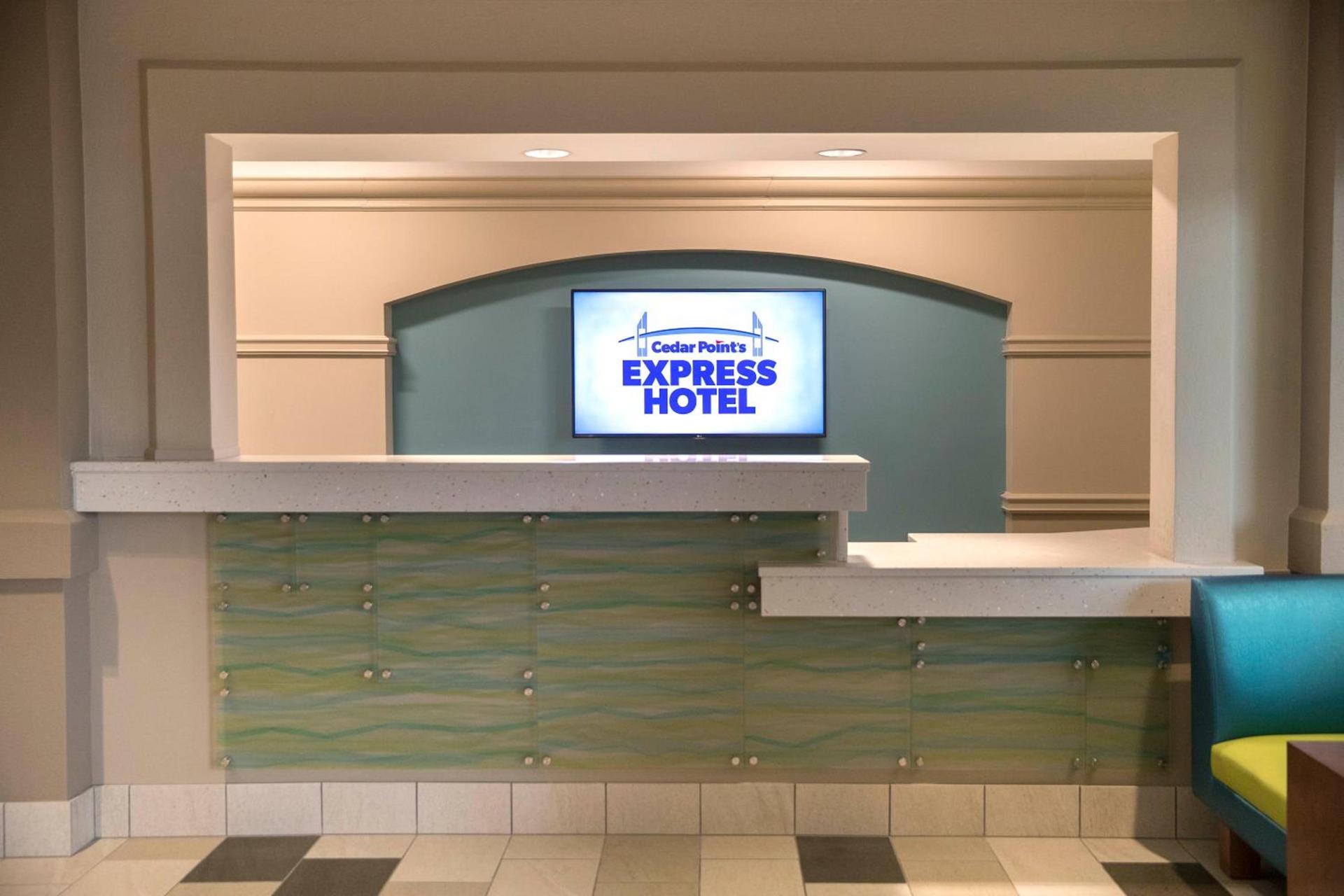 Cedar Point's Express Hotel photo 12