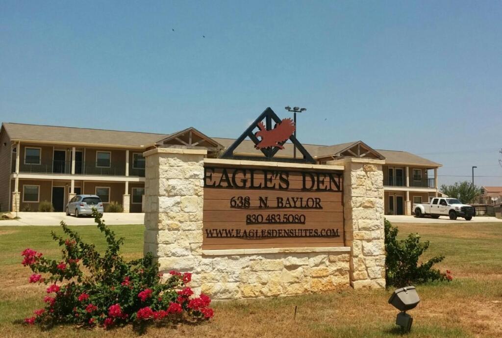 Eagle's Den Suites Cotulla a Travelodge by Wyndham photo 15