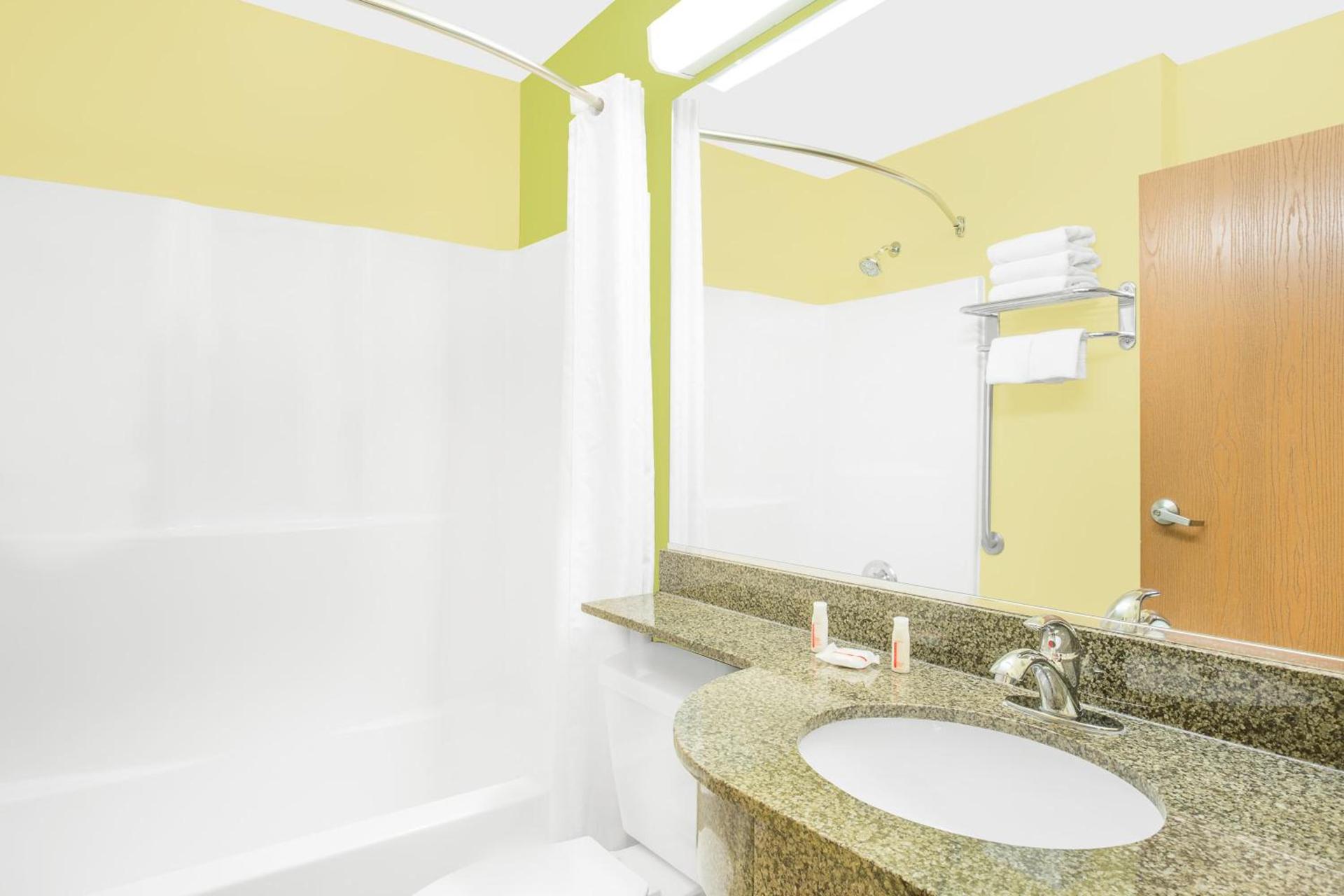 Microtel Inn & Suites by Wyndham Tuscumbia/Muscle Shoals photo 14