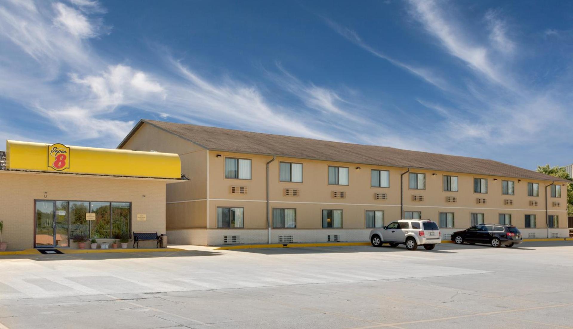 Super 8 by Wyndham Macomb photo 40
