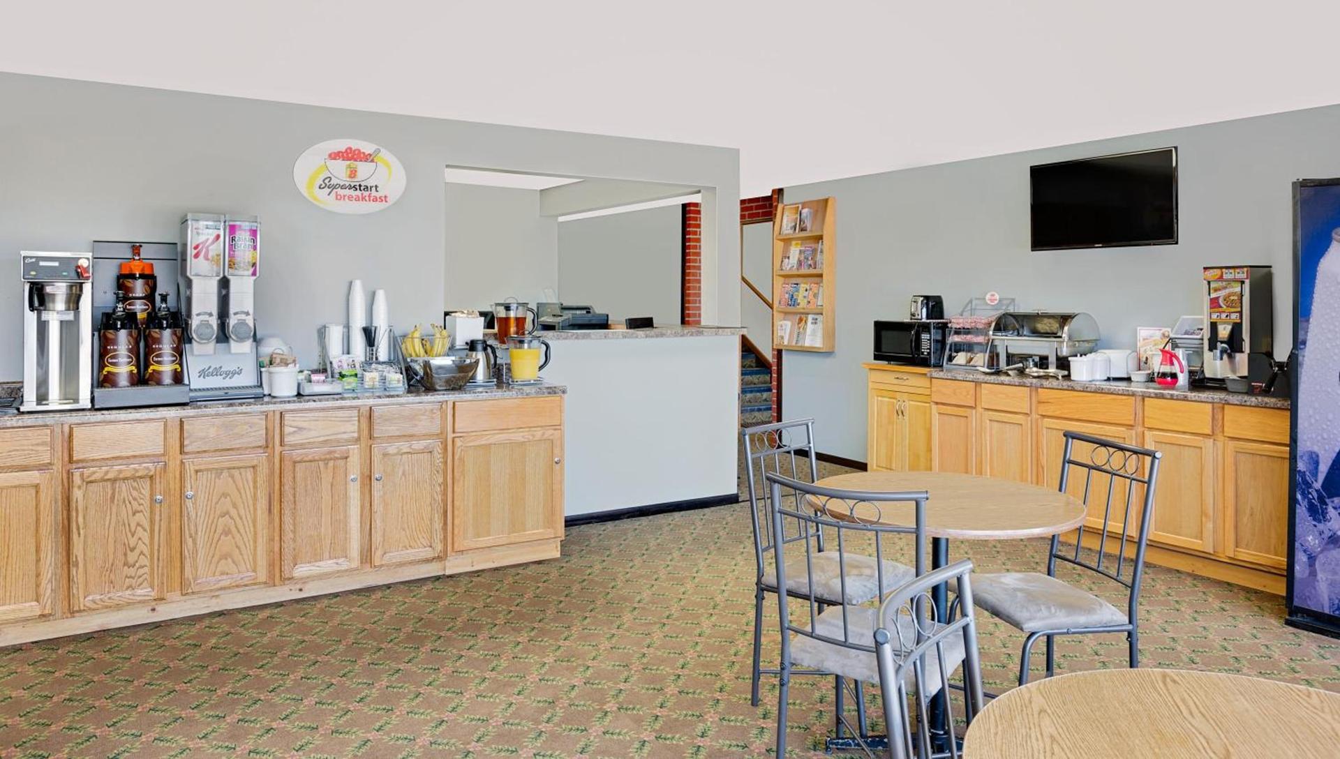Super 8 by Wyndham Macomb photo 60