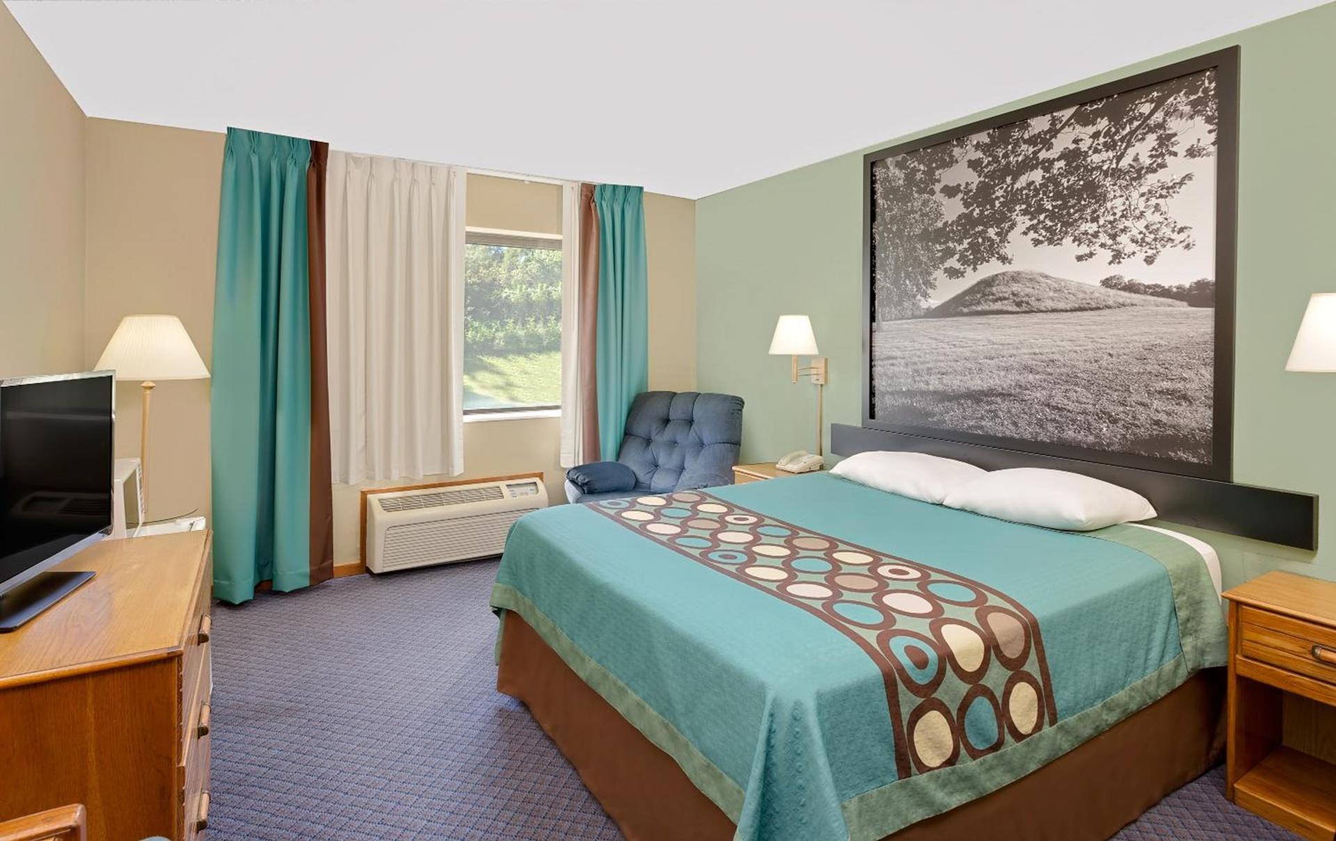 Super 8 by Wyndham Macomb photo 38