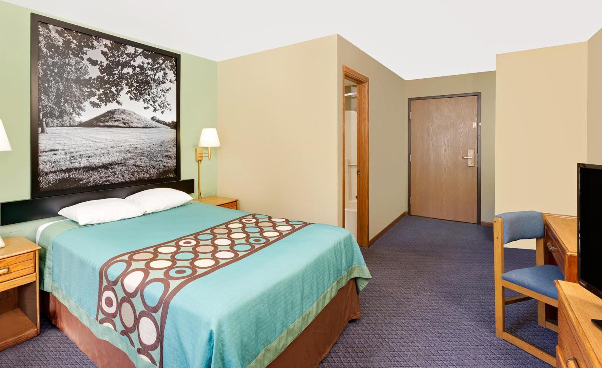 Super 8 by Wyndham Macomb photo 37