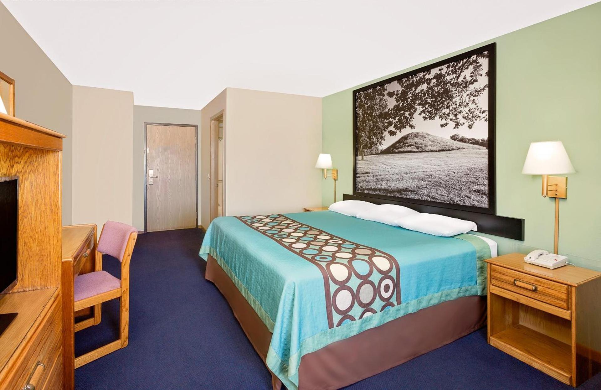 Super 8 by Wyndham Macomb photo 34