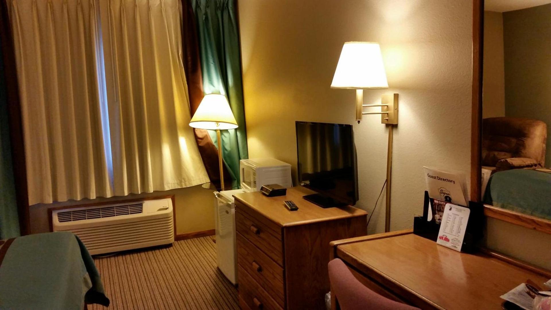 Super 8 by Wyndham Macomb photo 26