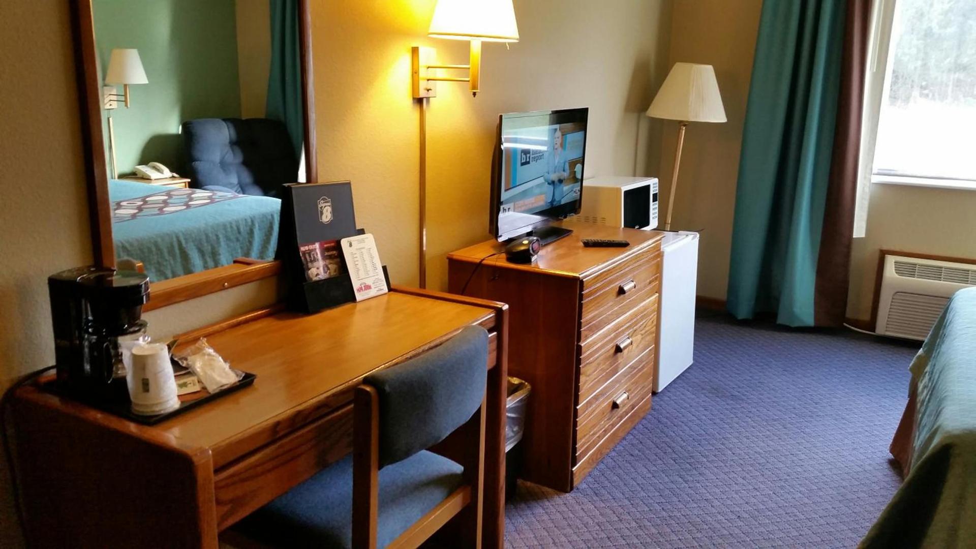 Super 8 by Wyndham Macomb photo 23