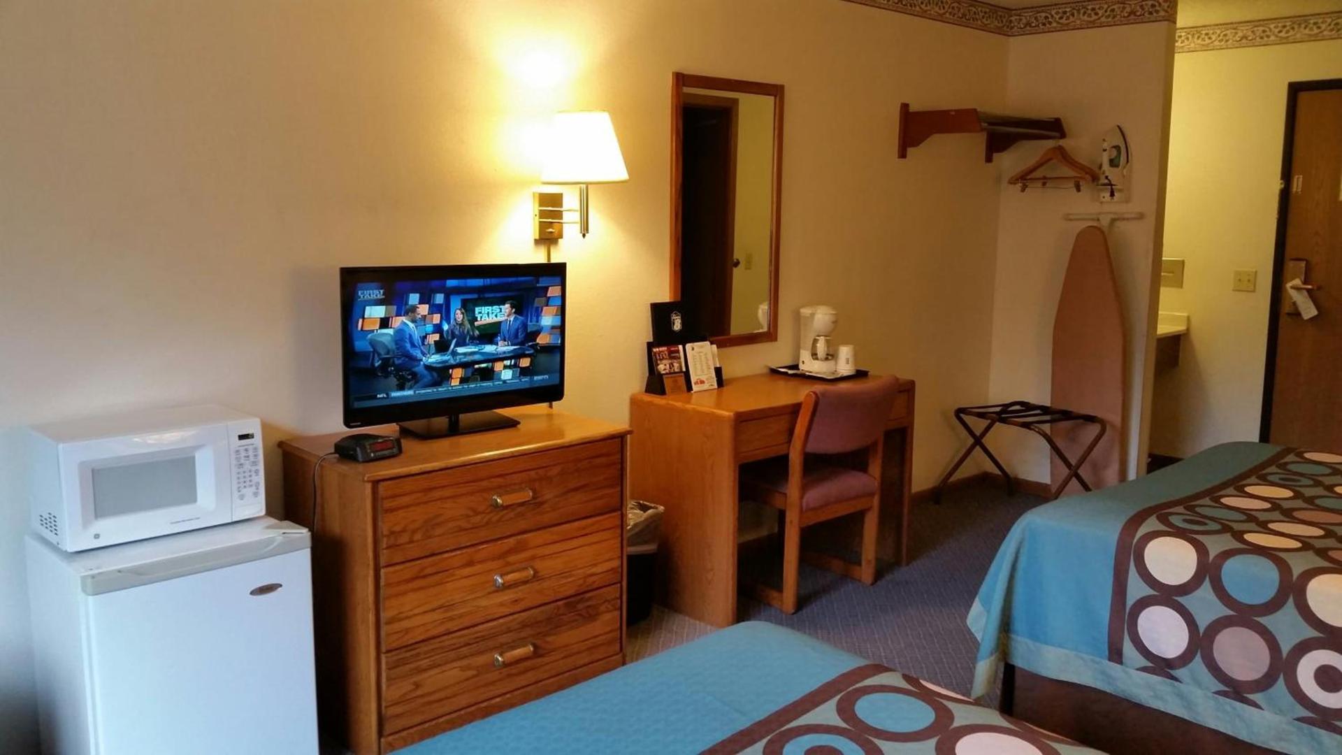 Super 8 by Wyndham Macomb photo 22