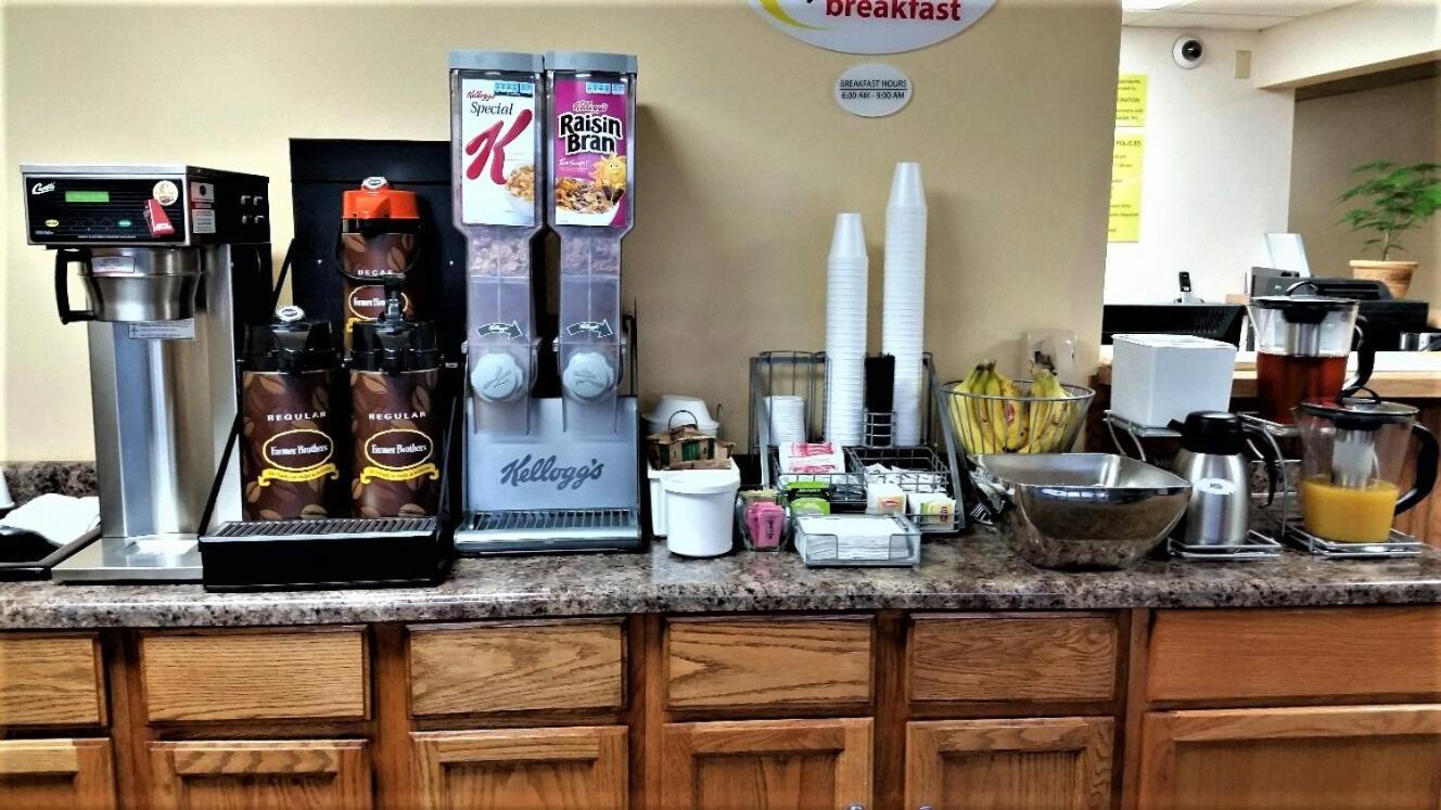 Super 8 by Wyndham Macomb photo 21