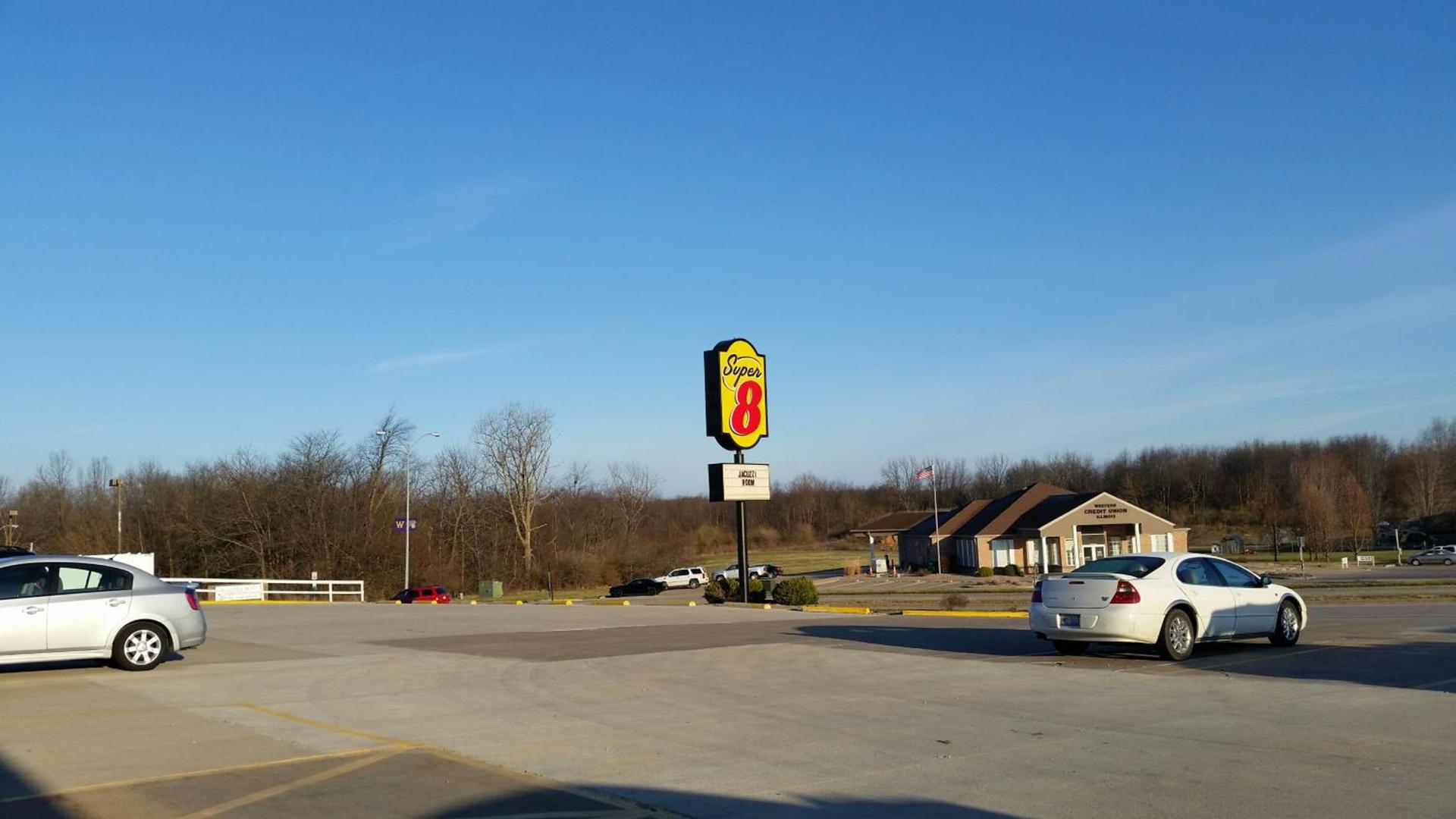 Super 8 by Wyndham Macomb photo 18