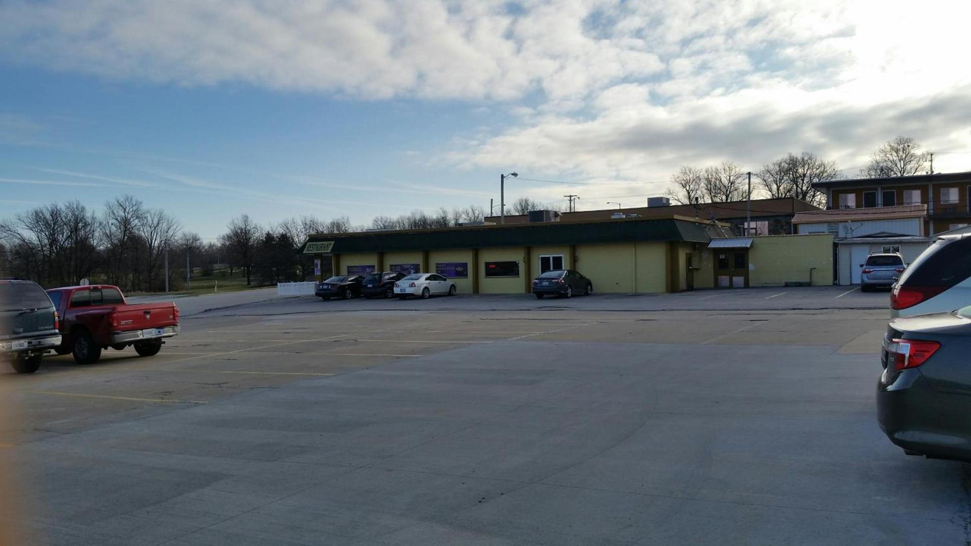 Super 8 by Wyndham Macomb photo 17