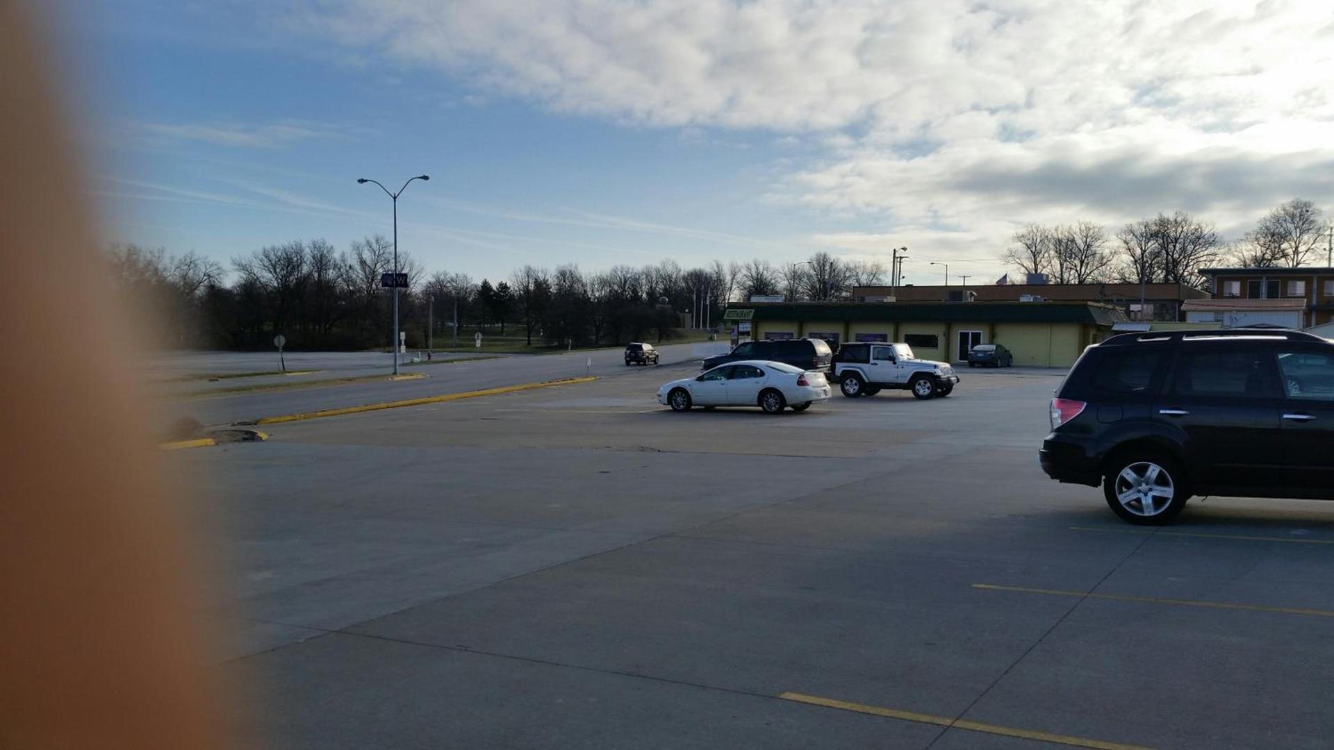 Super 8 by Wyndham Macomb photo 16