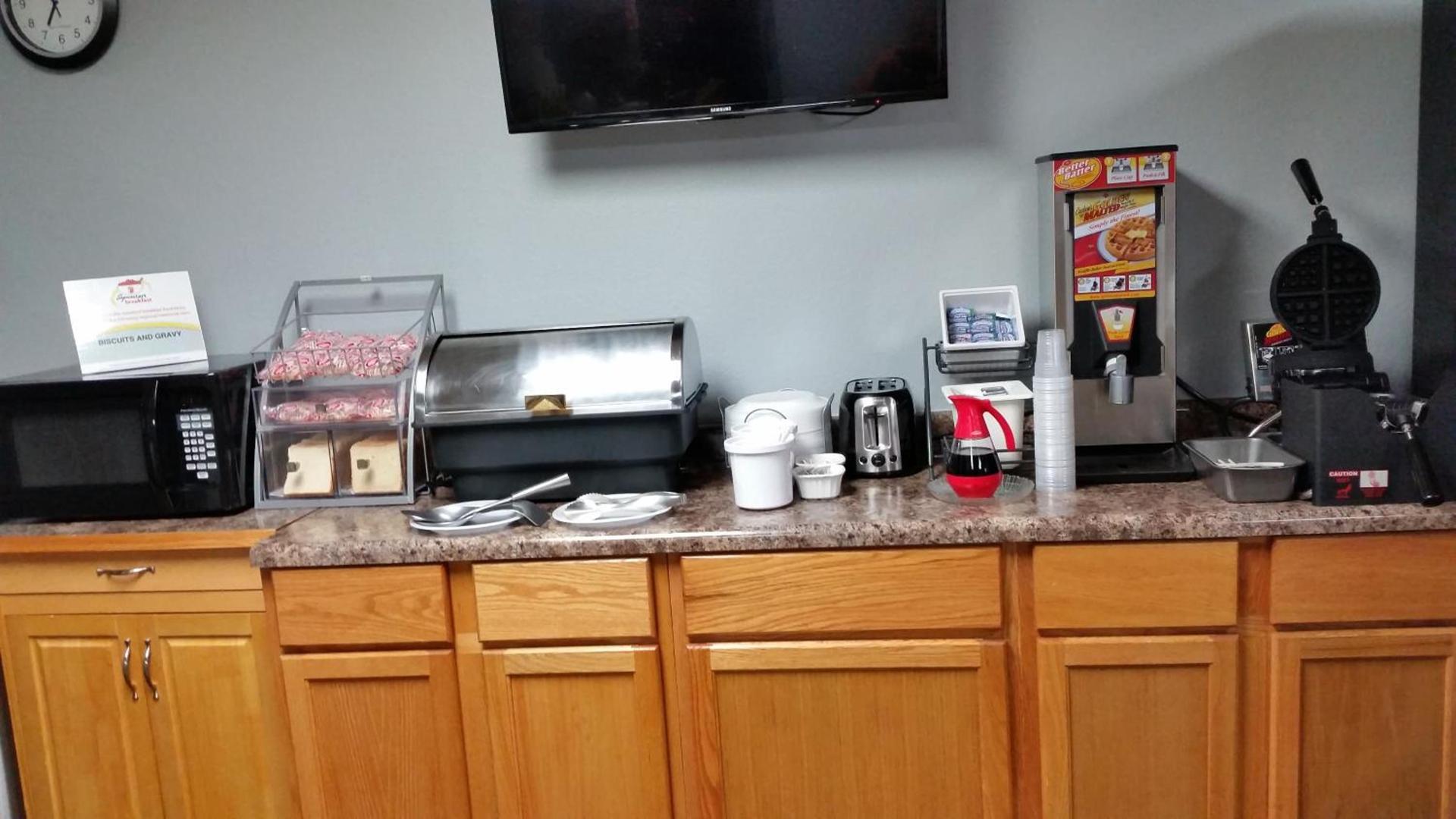 Super 8 by Wyndham Macomb photo 20