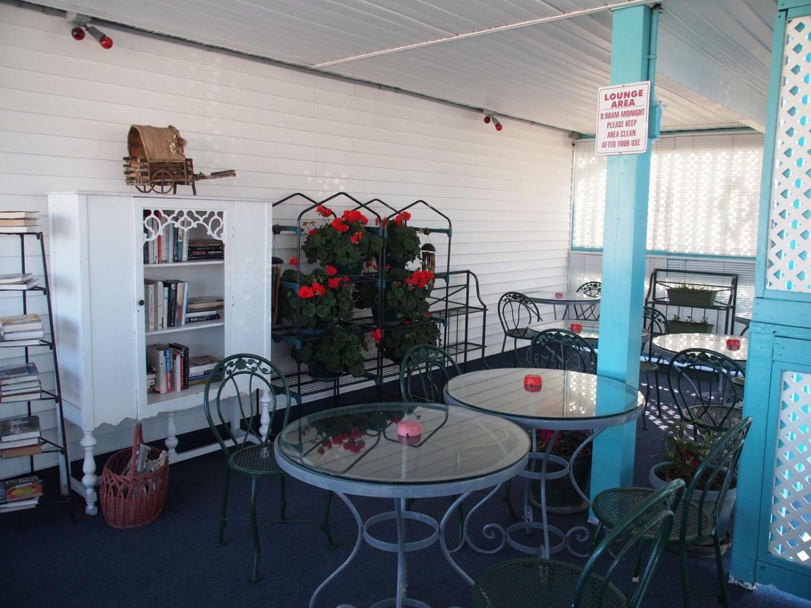 Suitcase Motel & Travel photo 14