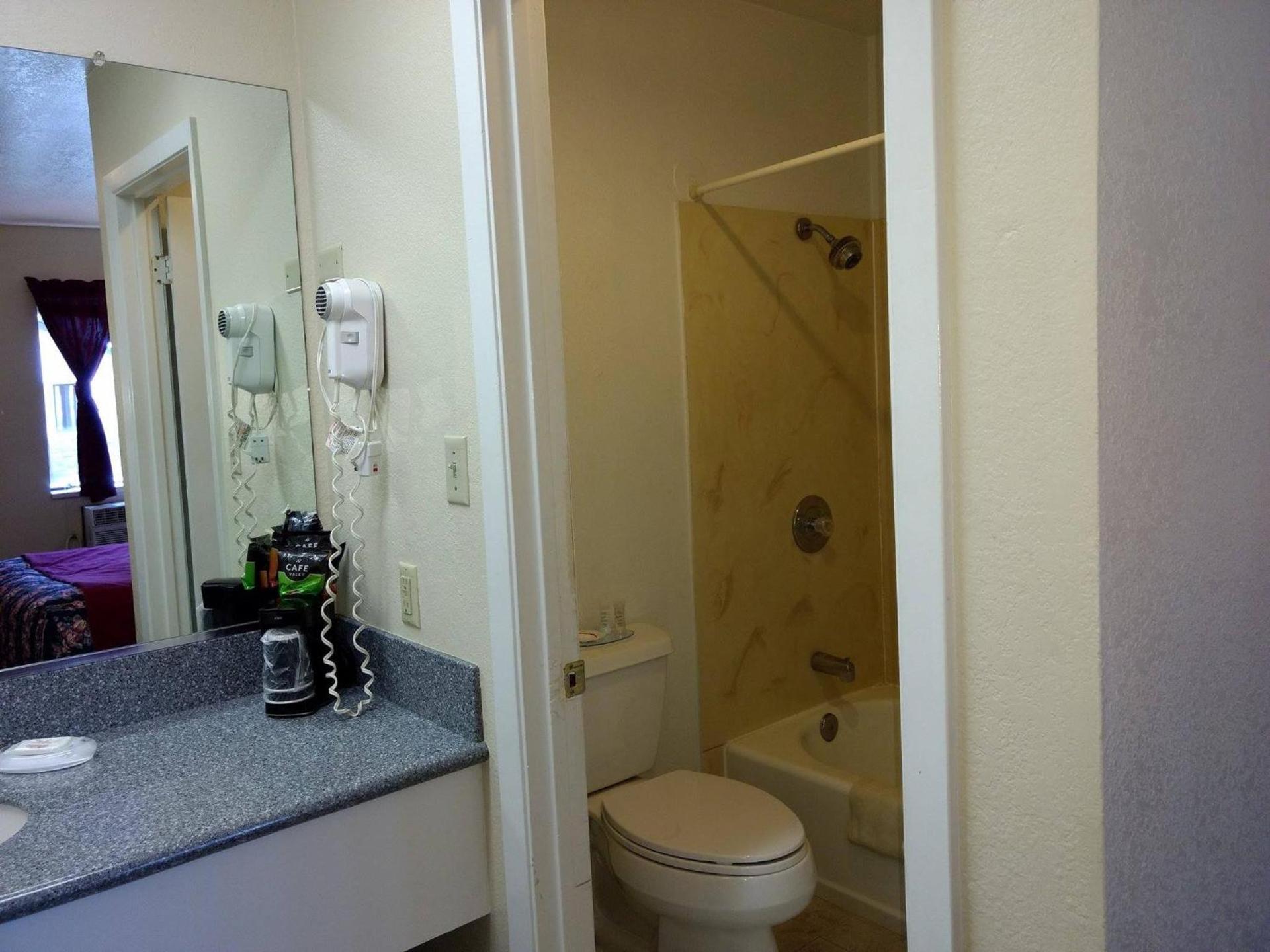 Travelers Motel photo 30