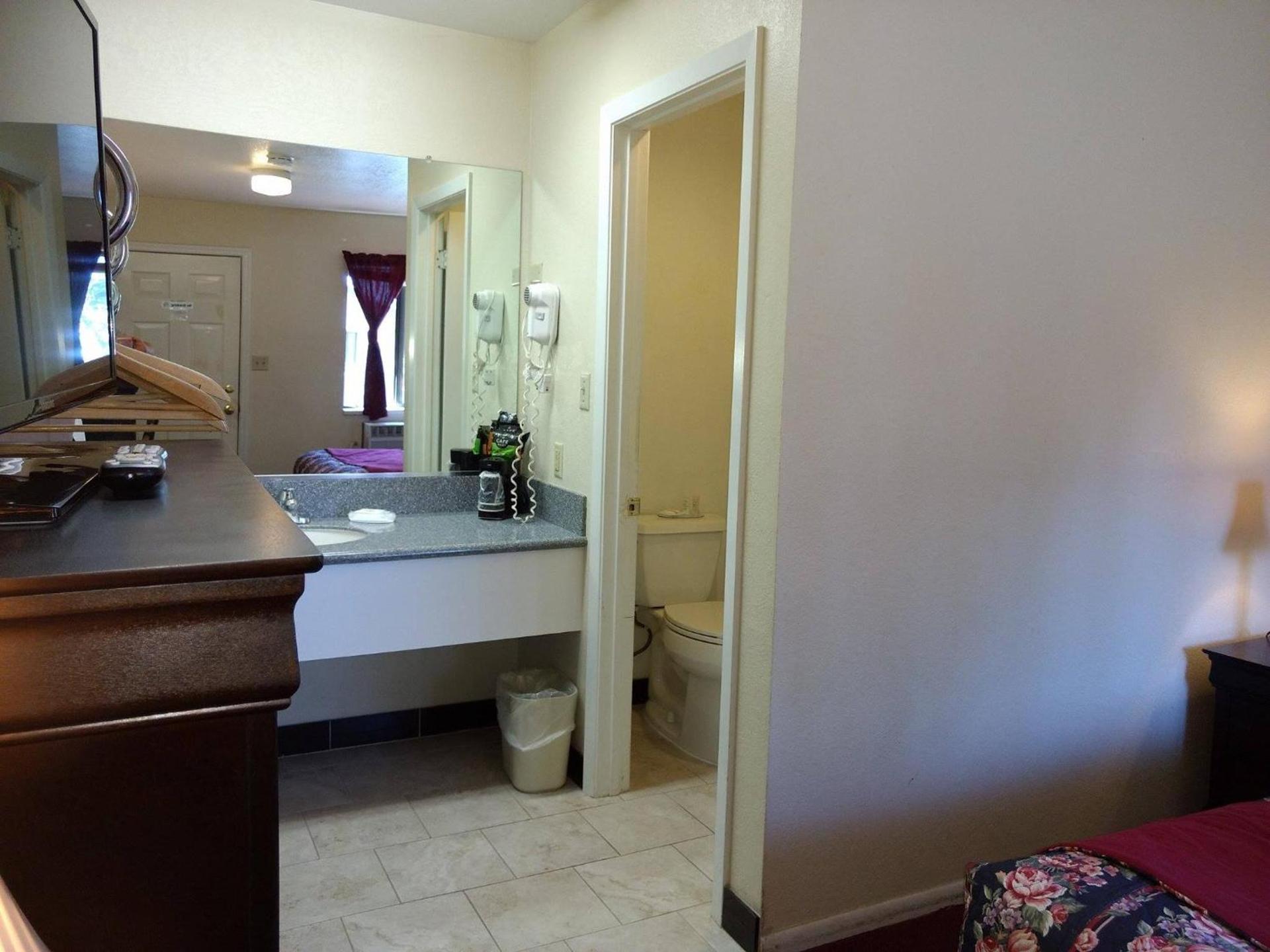 Travelers Motel photo 31