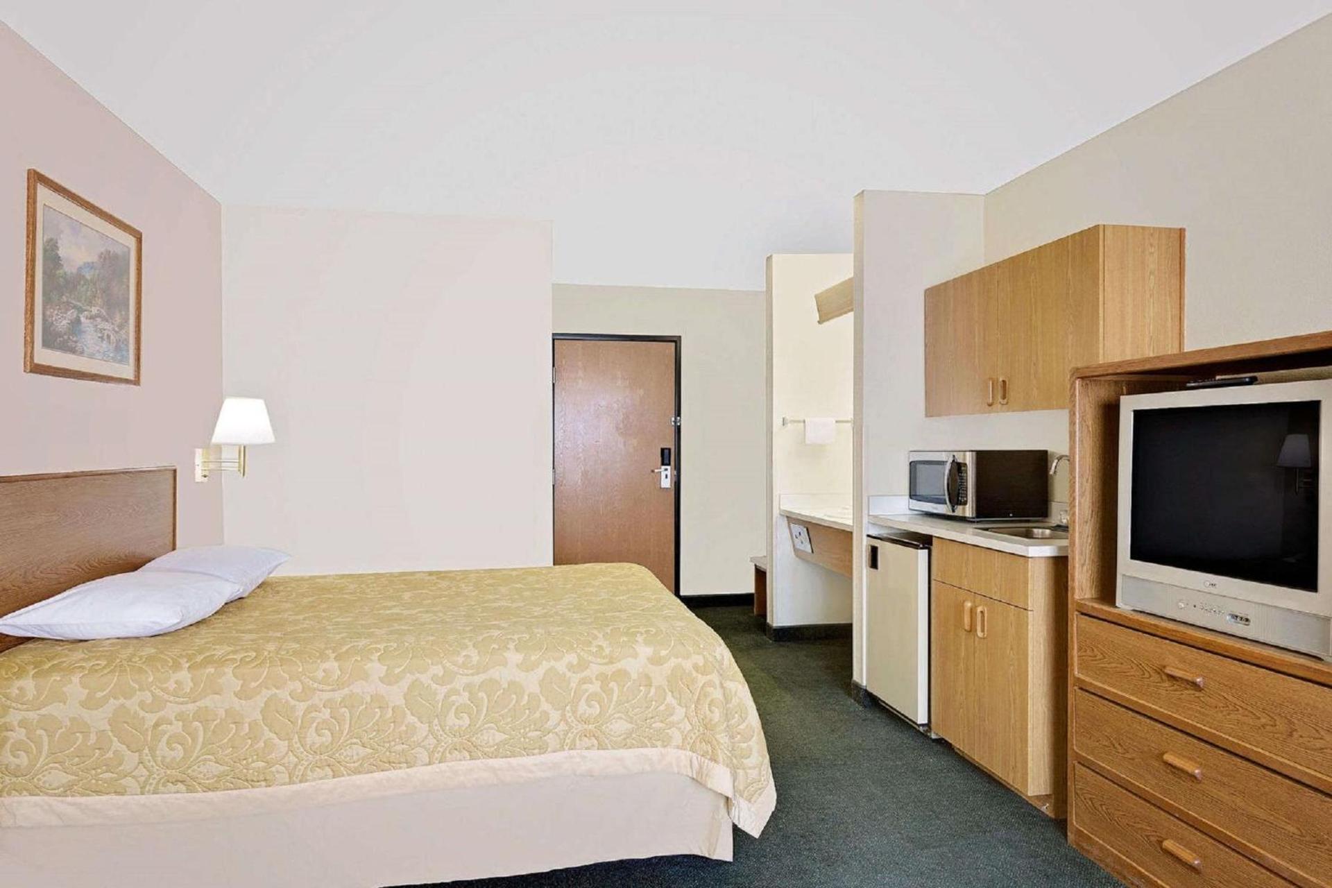 Super 8 by Wyndham Battle Mountain photo 21