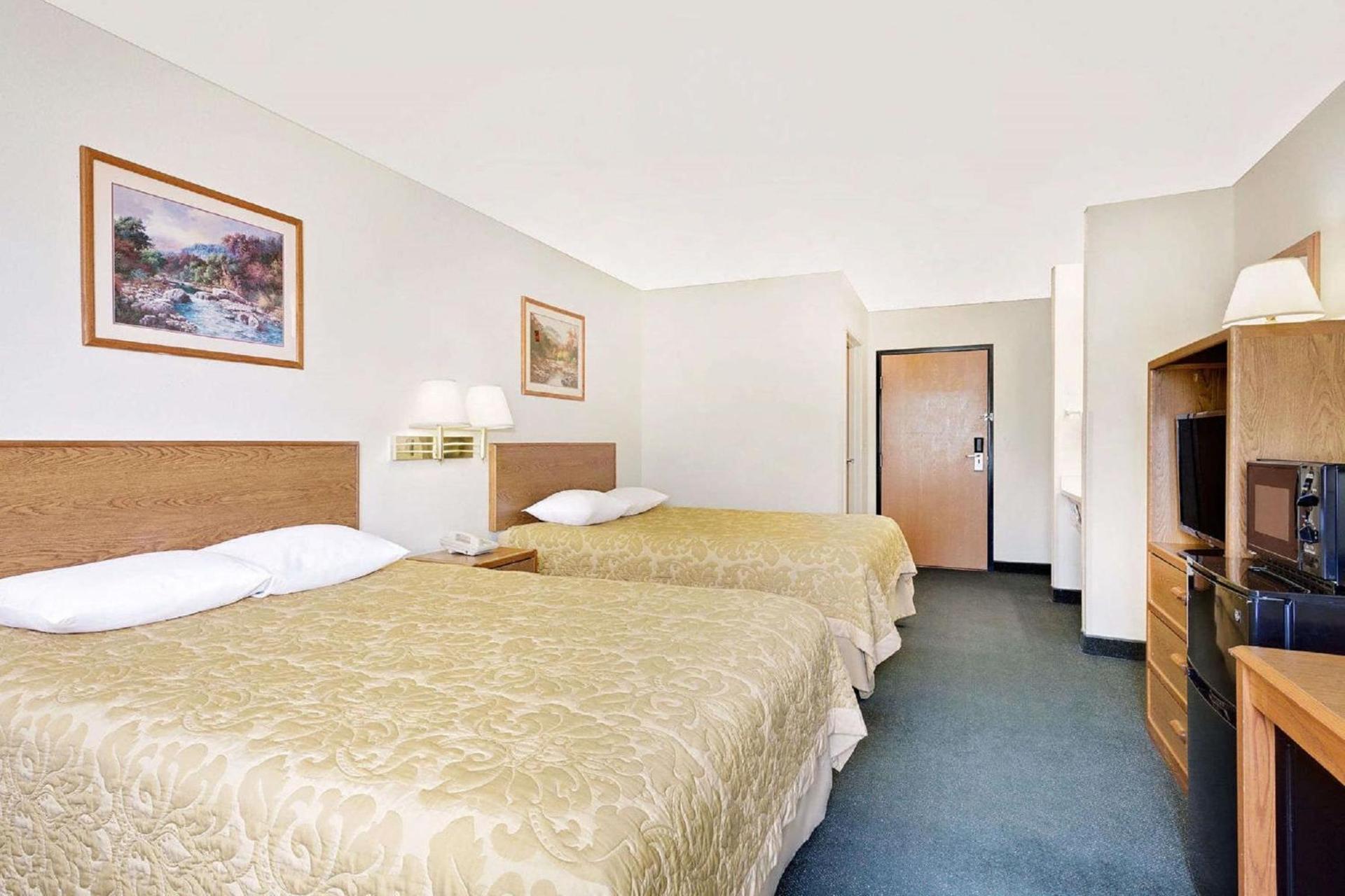 Super 8 by Wyndham Battle Mountain photo 23