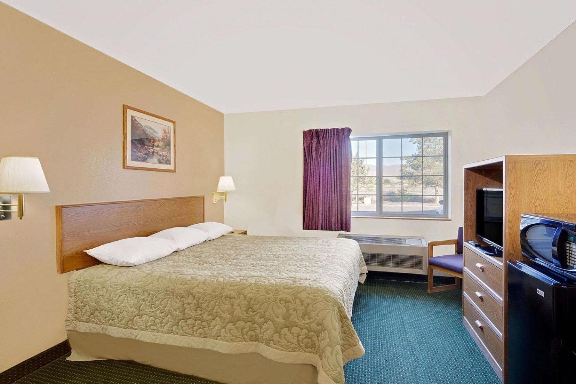 Super 8 by Wyndham Battle Mountain photo 25
