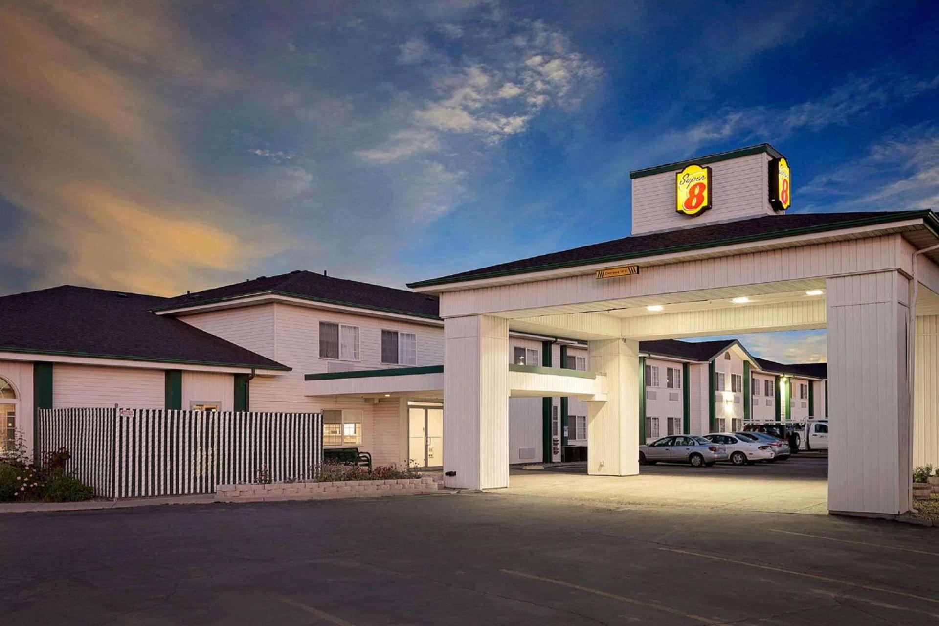 Super 8 by Wyndham Battle Mountain photo 26