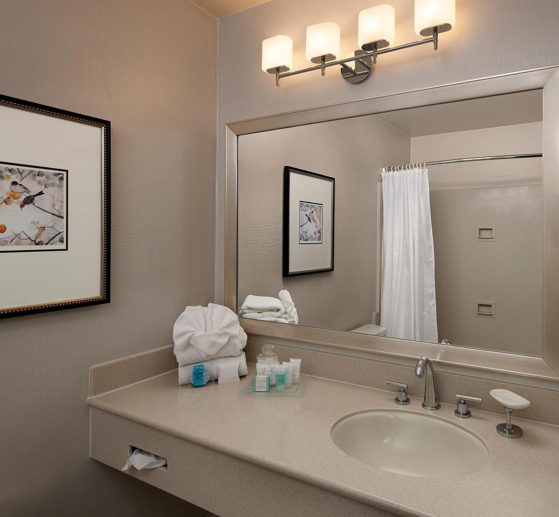 Pelican Inn & Suites photo 12