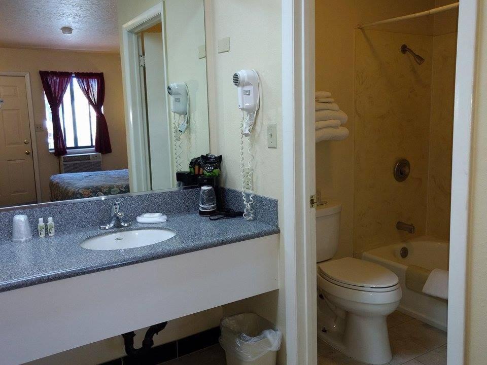 Travelers Motel photo 13