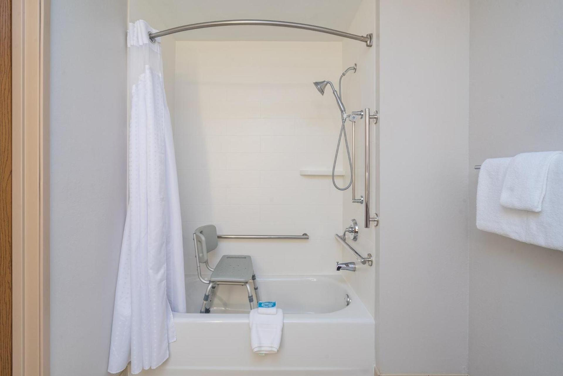 Holiday Inn Express Hotel Howe / Sturgis by IHG photo 5