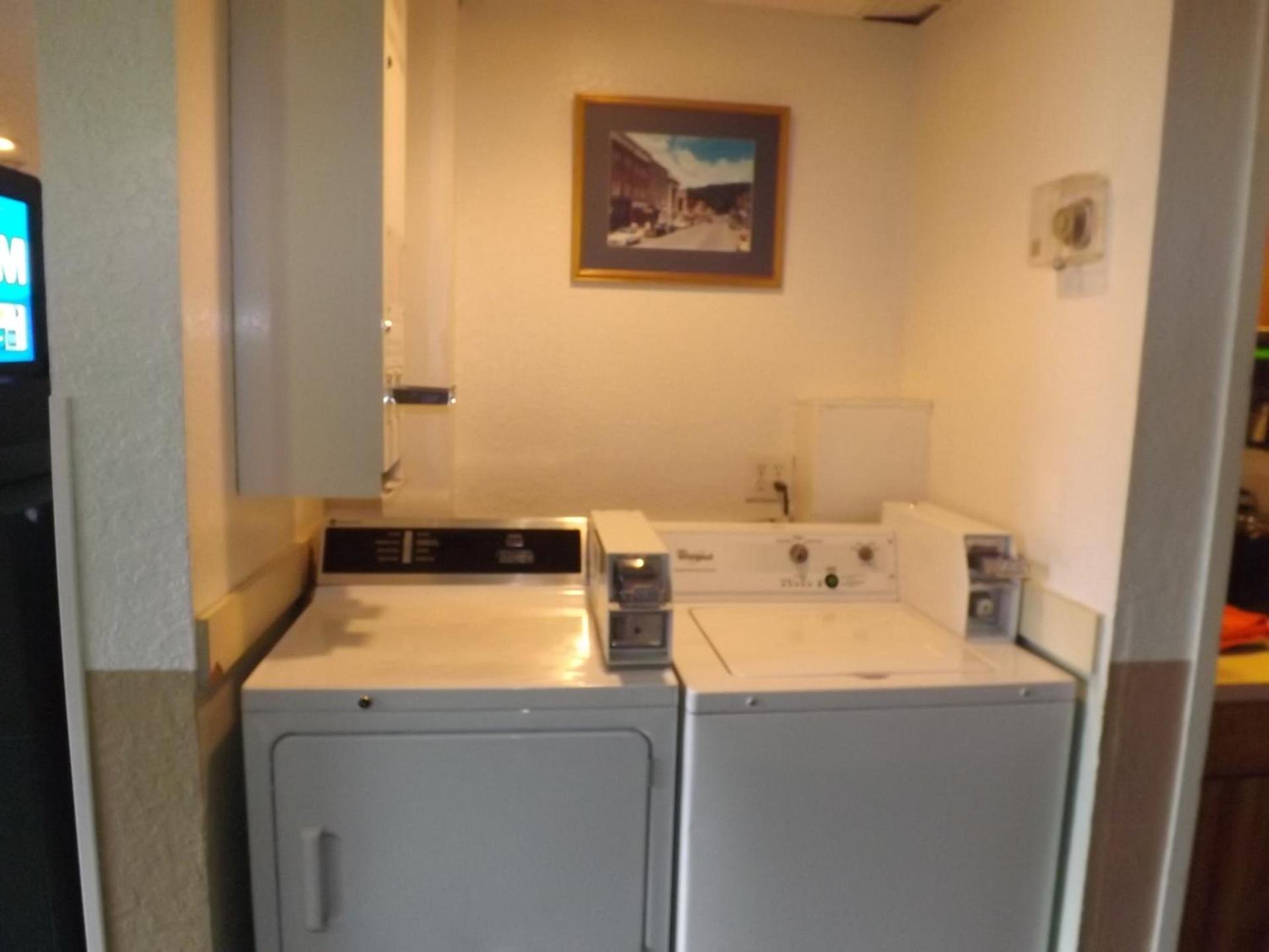 Super 8 by Wyndham Sidney NY photo 7