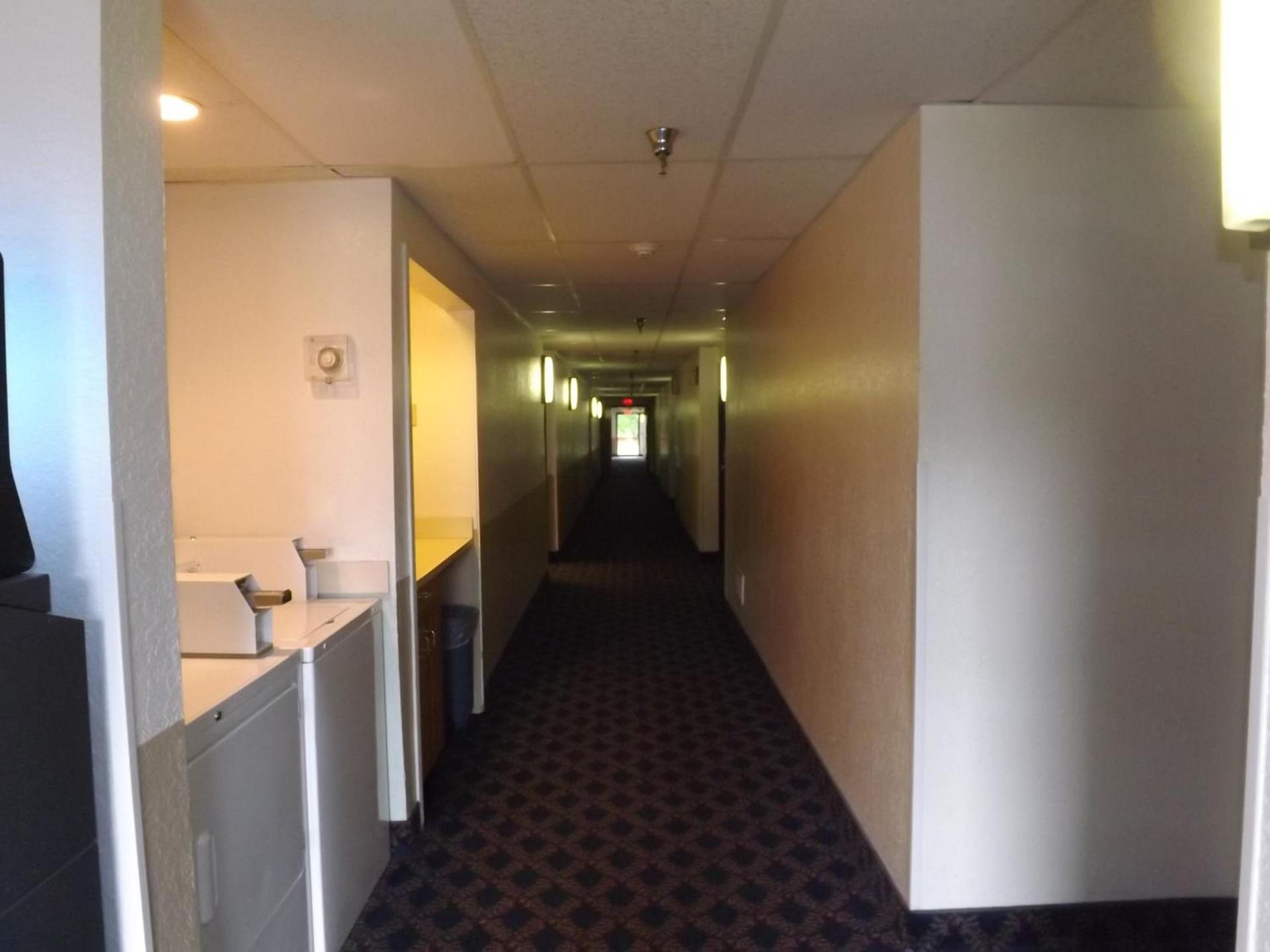 Super 8 by Wyndham Sidney NY photo 8