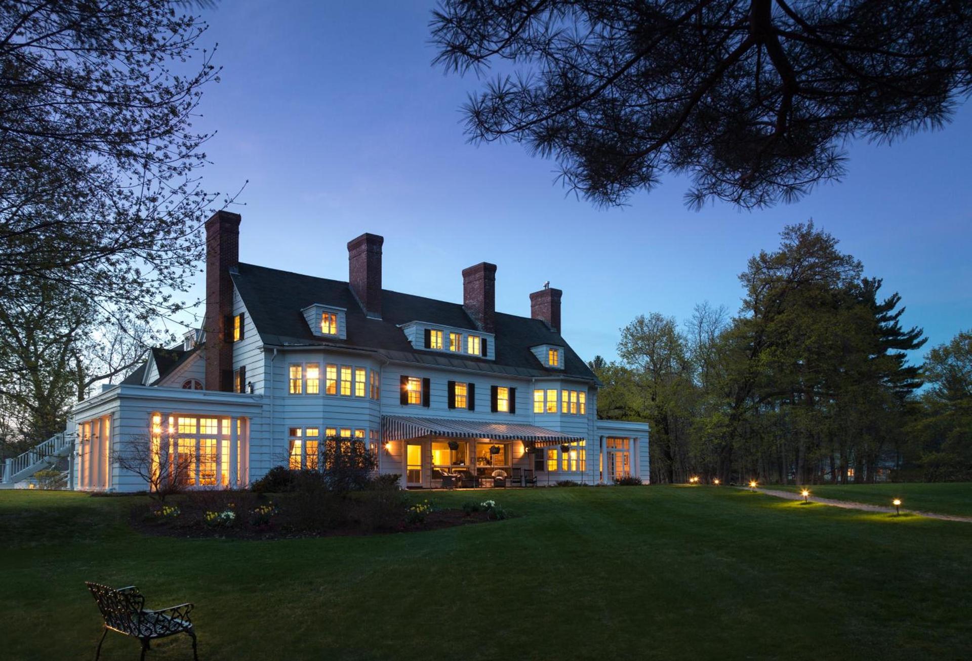 Four Chimneys Inn — hotel in Bennington