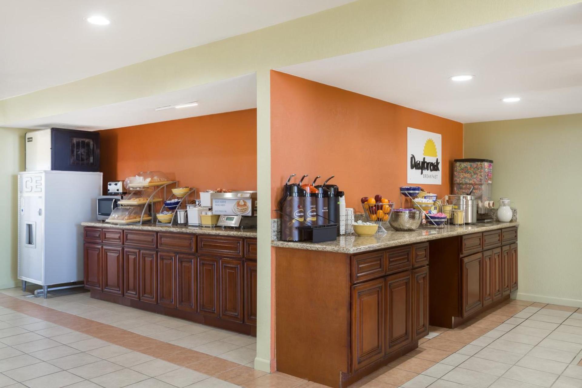Days Inn by Wyndham Holbrook photo 36