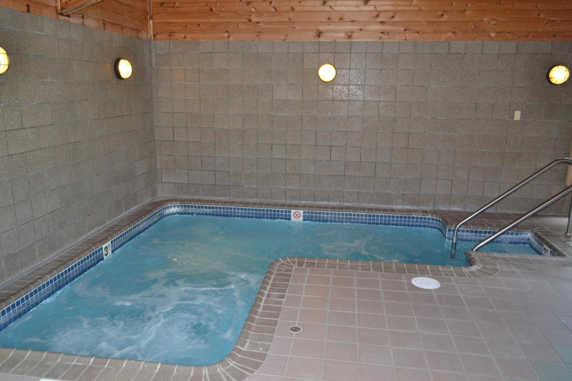 Cobblestone Hotel & Suites - Wisconsin Rapids photo 20