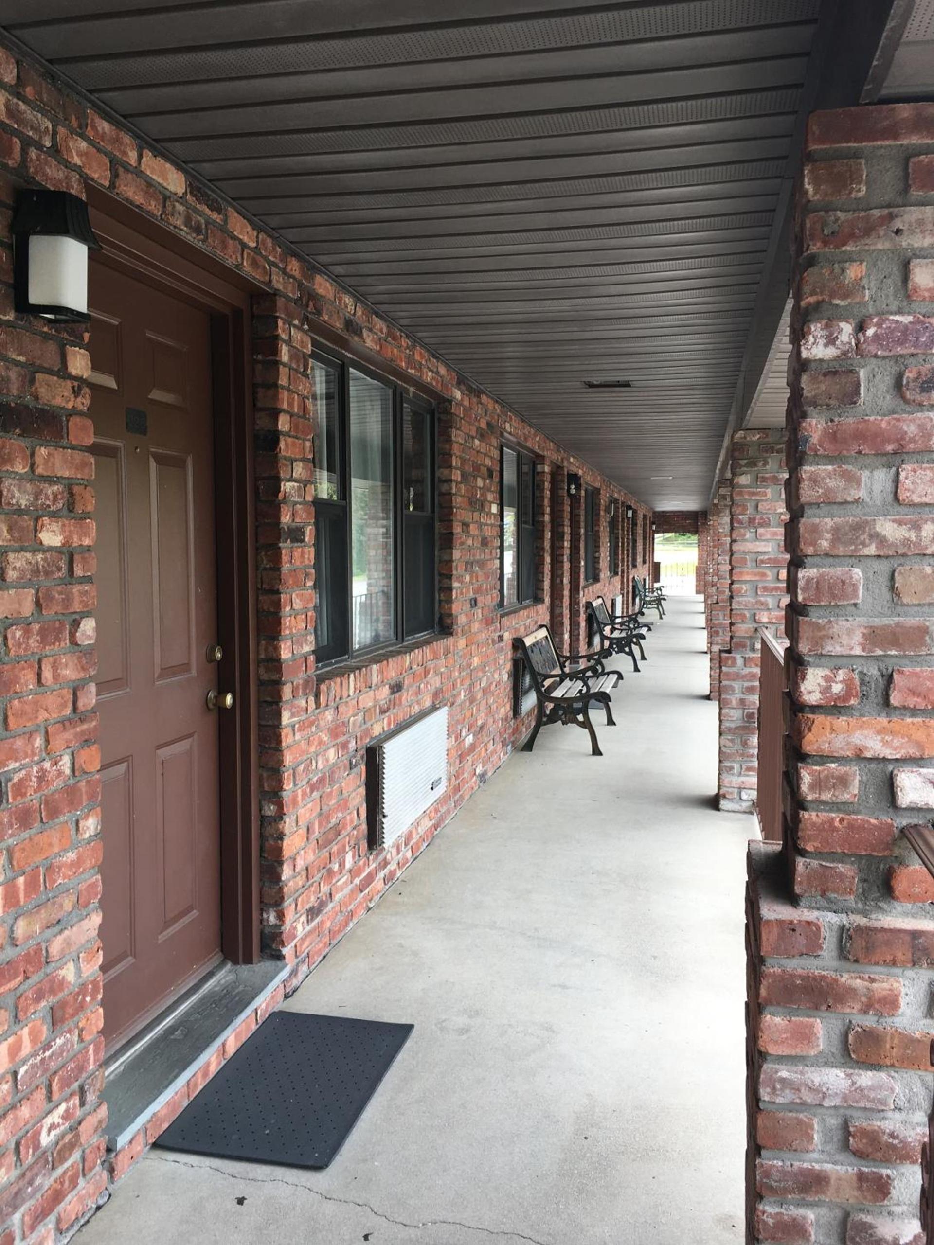 Chalet Inn & Suites photo 9