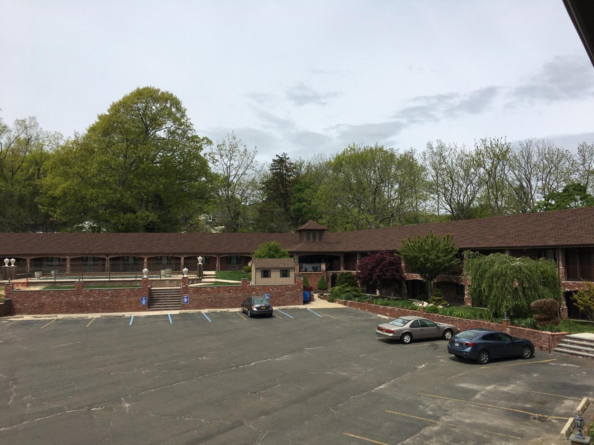 Chalet Inn & Suites photo 7