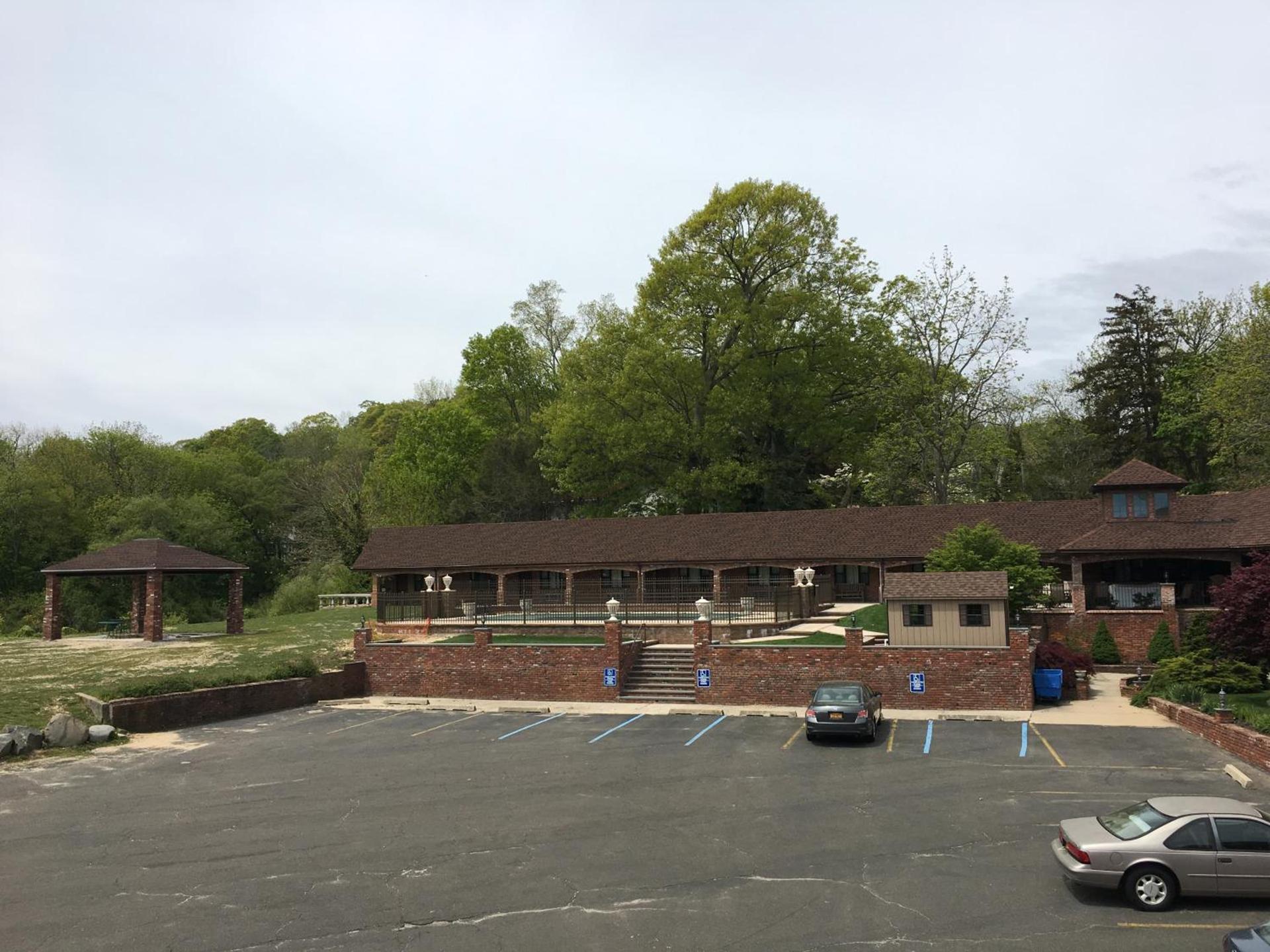 Chalet Inn & Suites photo 8